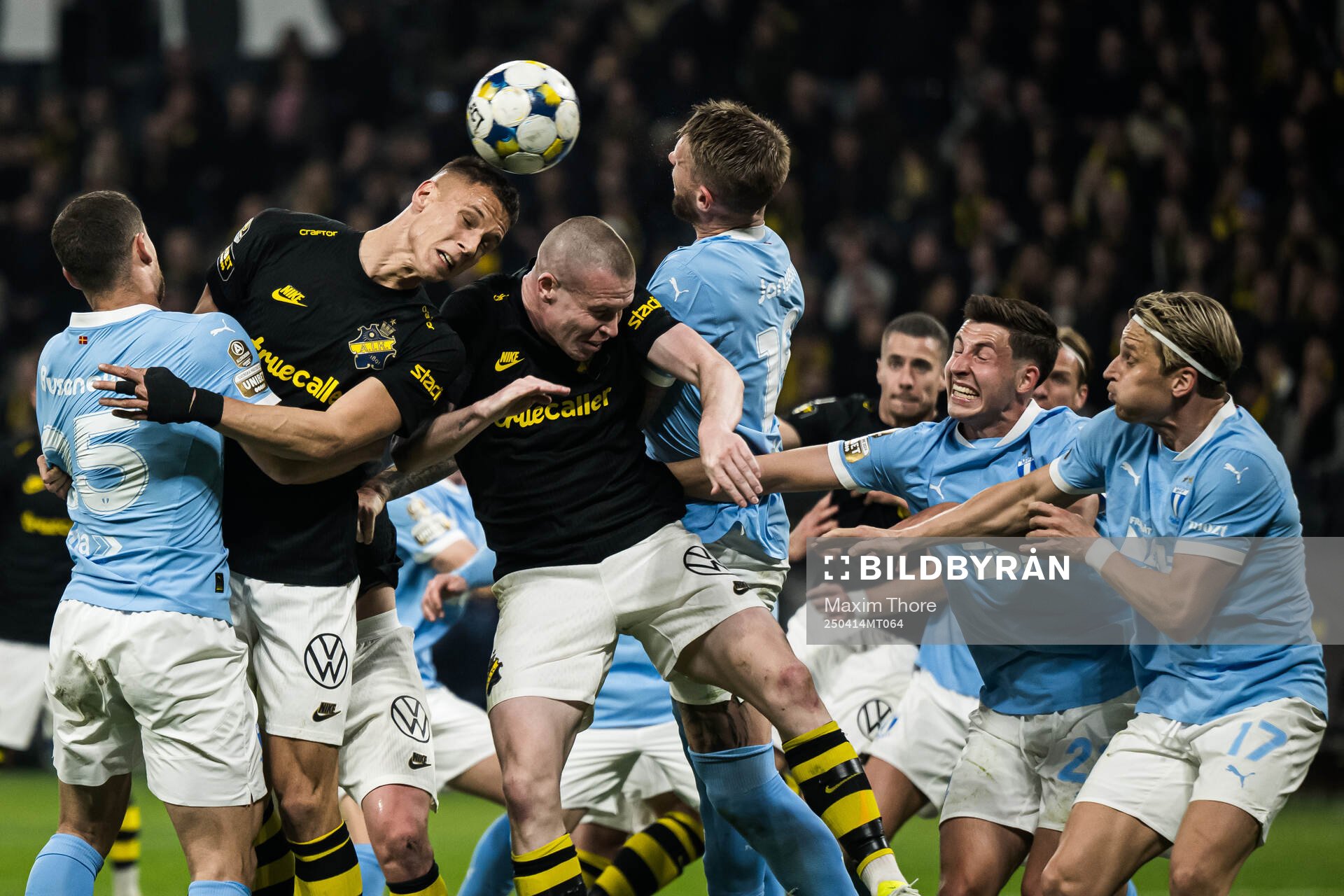AIKs Filip Benkovic och Thomas Poppler Isherwood i kamp om bollen med Malmö FFs Gabriel Busanello, Pontus Jansson, Lasse Berg Johnsen och Jens Stryger Larsen under fotbollsmatchen i Allsvenskan mellan AIK och Malmö FF den 14 april 2025 i Stockholm.