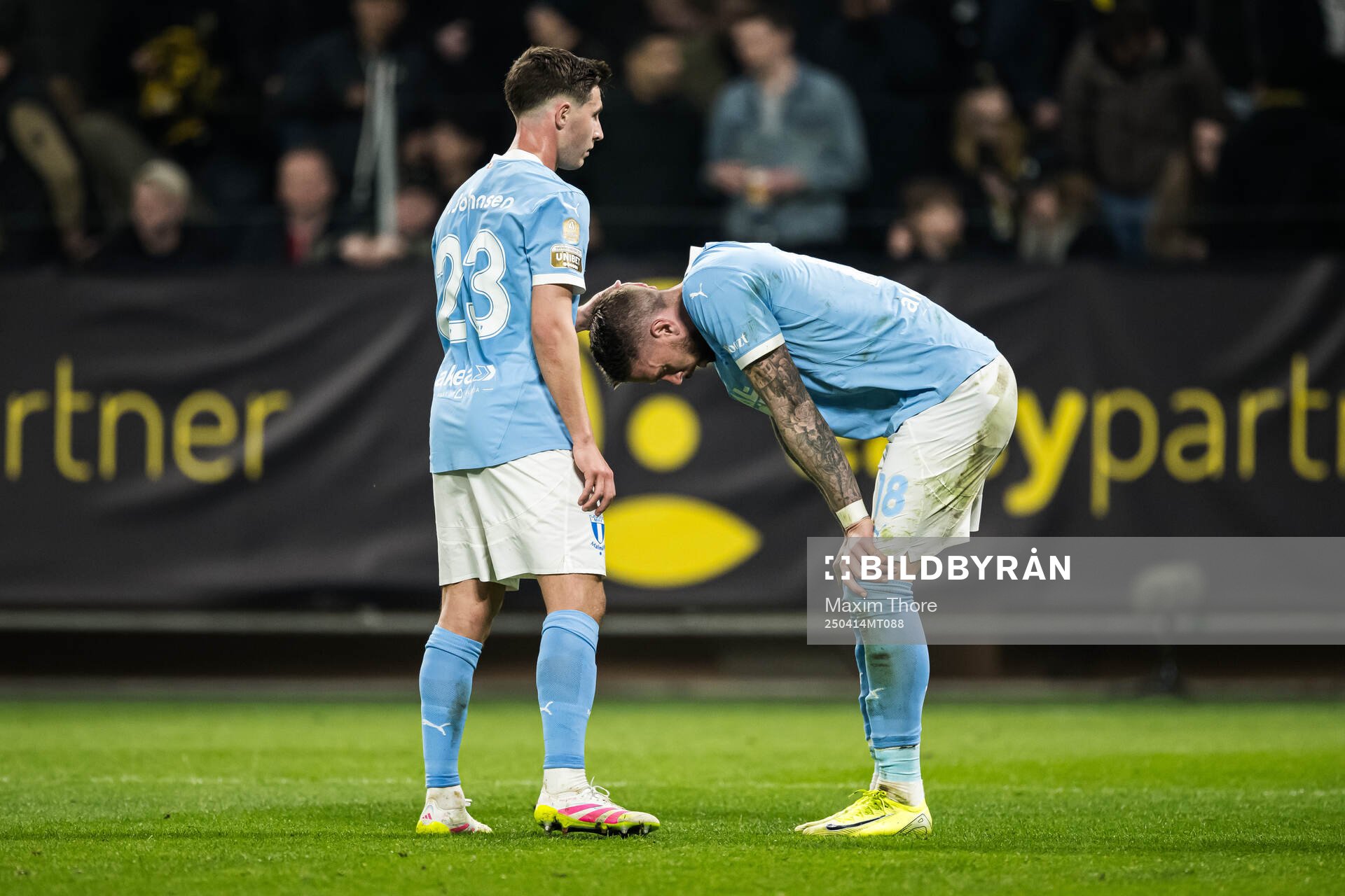 Malmö FFs Lasse Berg Johnsen och Pontus Jansson deppar