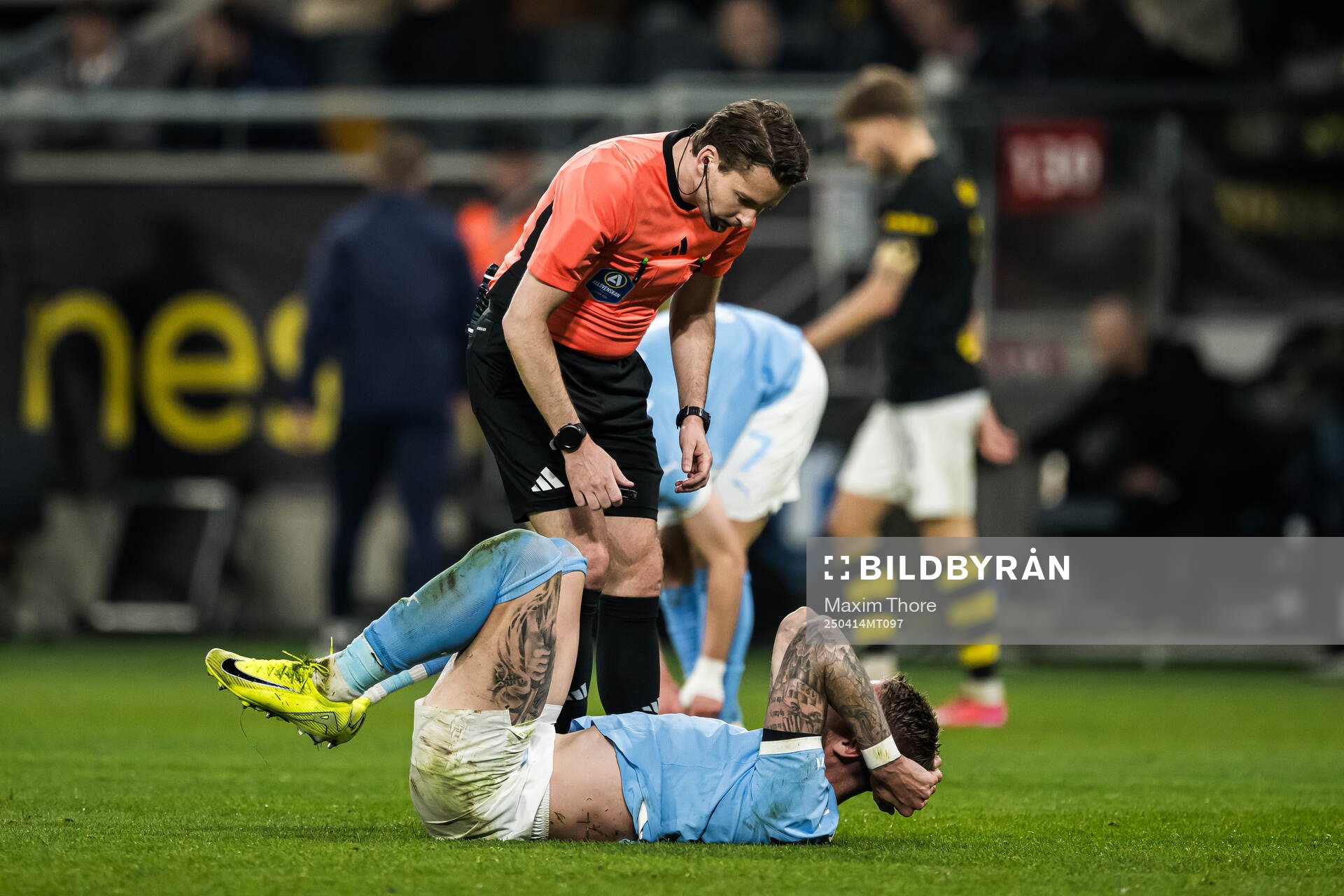 Domare Joakim Östling tittar till Malmö FFs Pontus