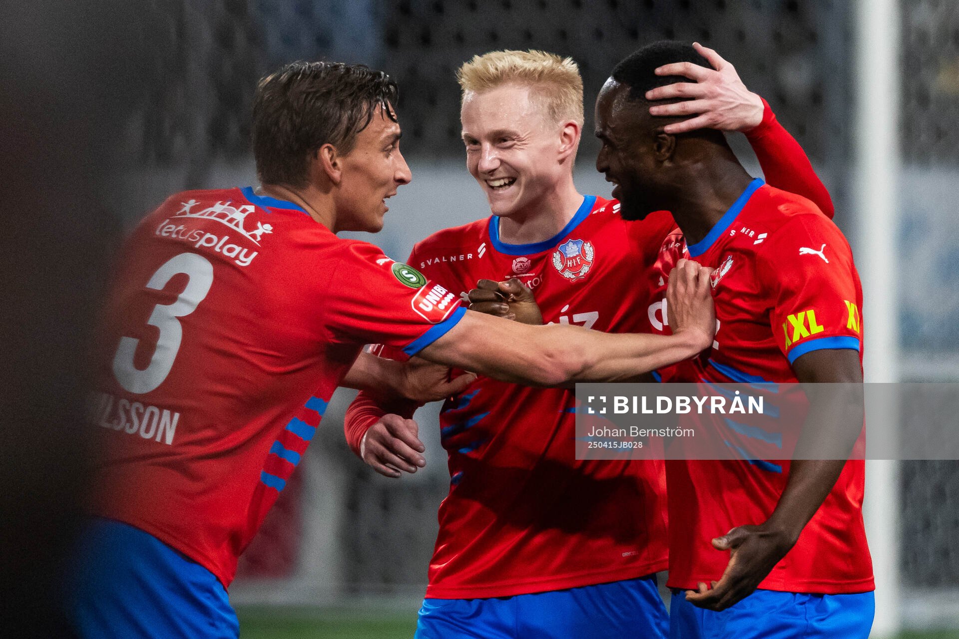 Helsingborgs Oscar Aga (mitten) jublar med Wilhelm Nilsson
