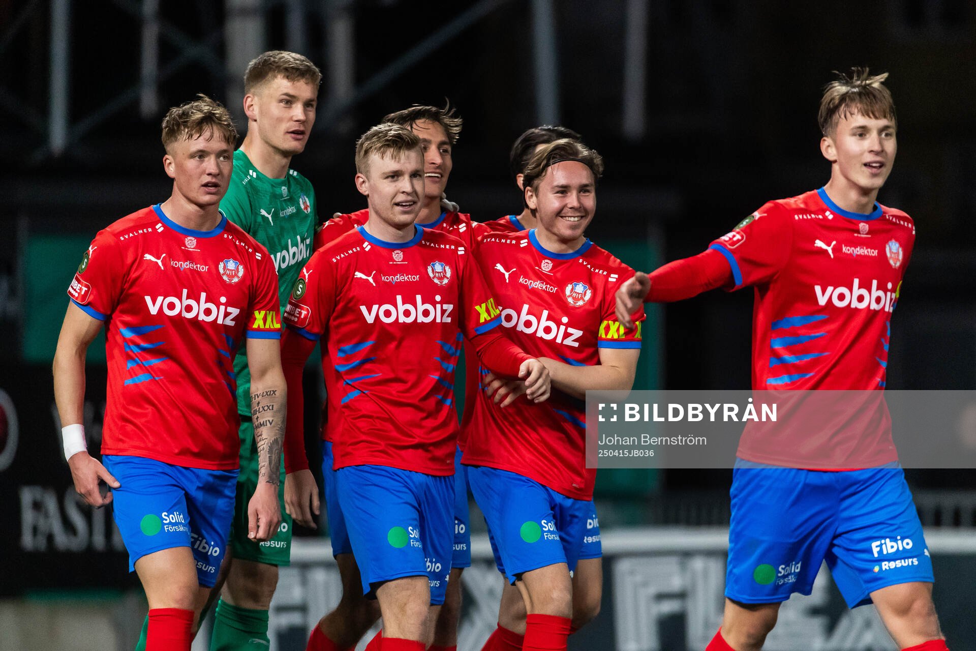 Helsingborgs Simon Bengtsson jublar med lagkamrater