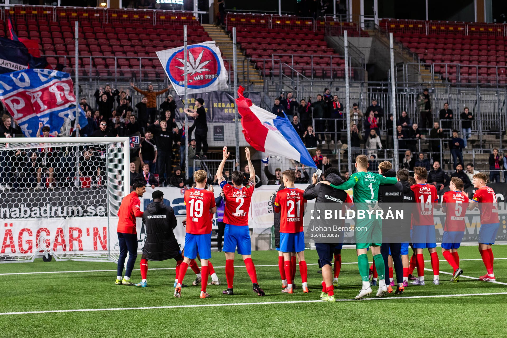 Helsingborgs spelare jublar med supportrarna