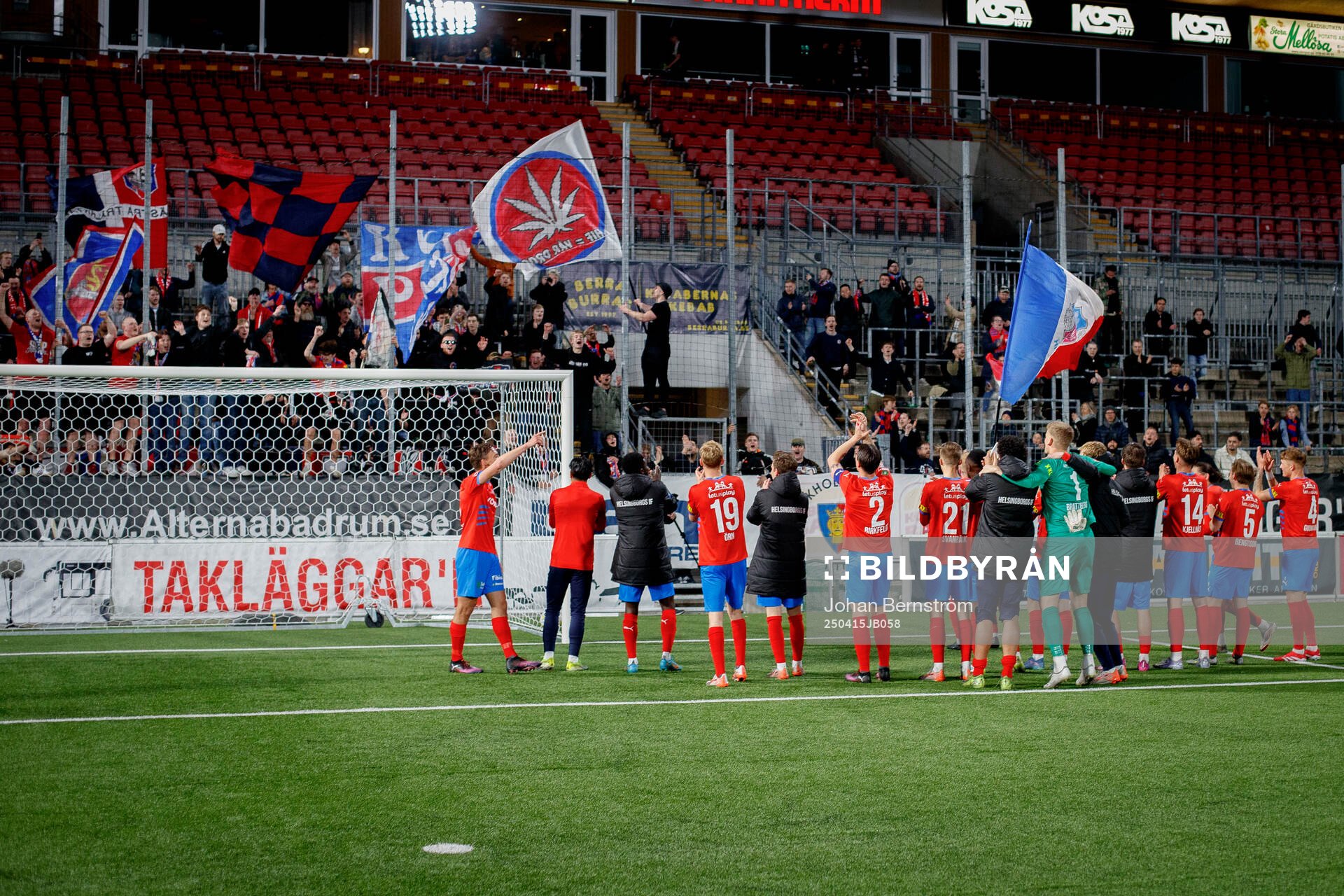 Helsingborgsspelarna jublar med fansen