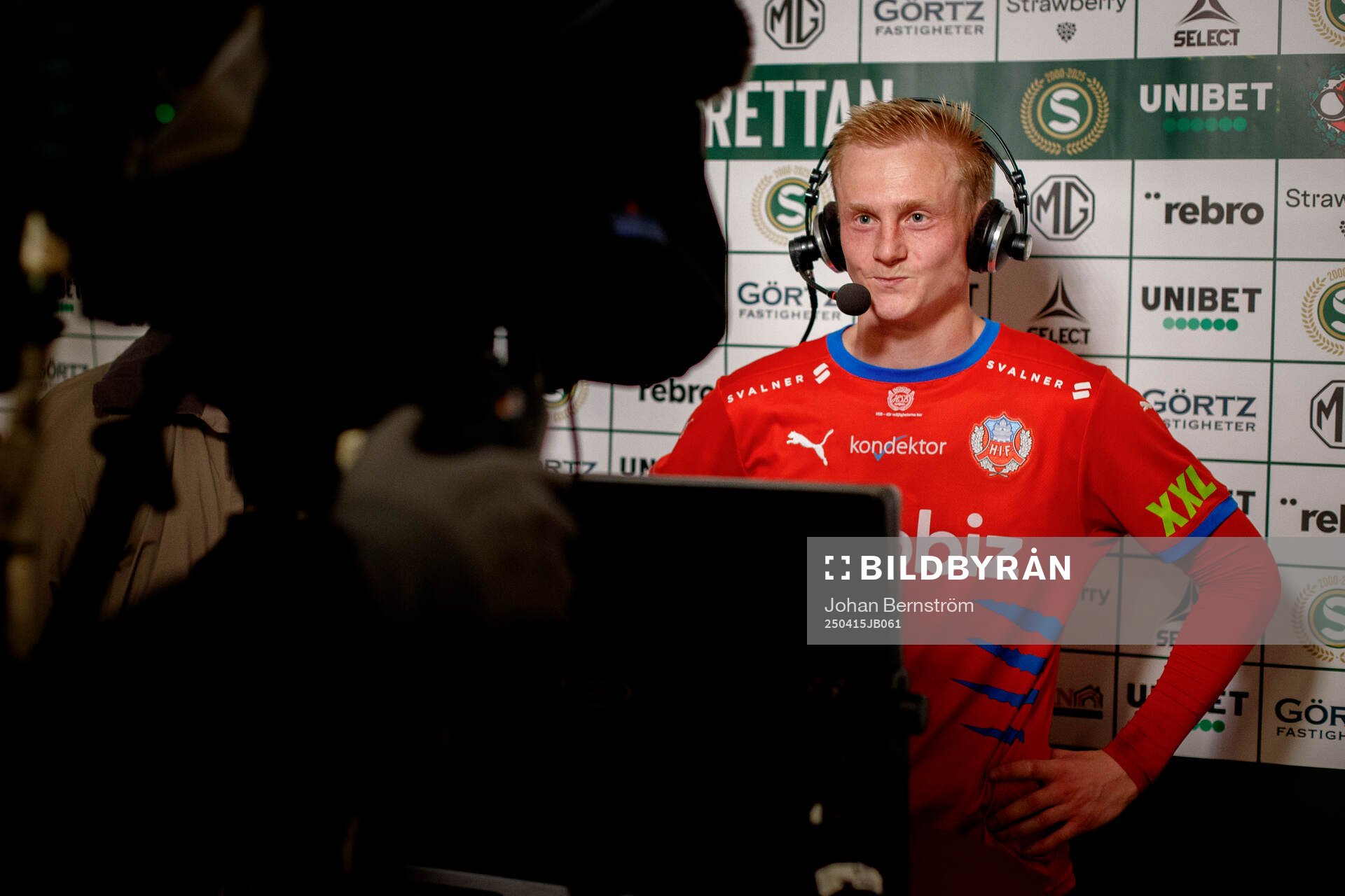 Helsingborgs Oscar Aga intervjuas efter fotbollsmatchen i Superettan mellan Örebro och Helsingborg den 15 april 2025 i Örebro. 