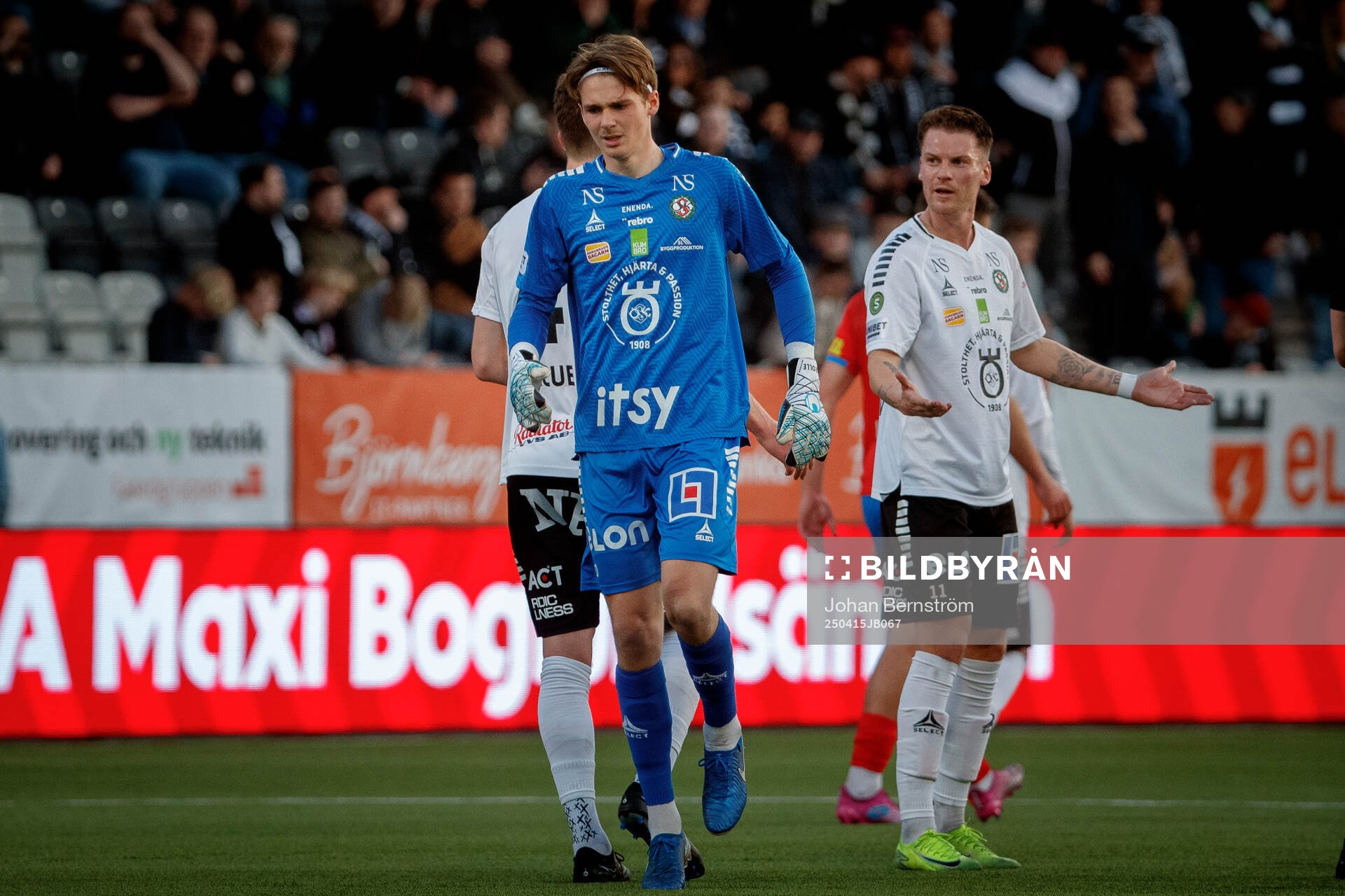 Örebros Buster Runheim och Samuel Kroon deppar