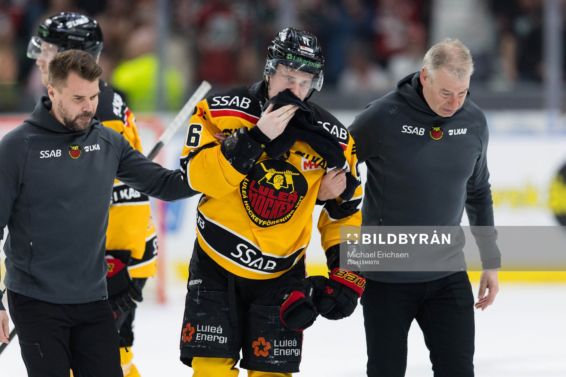 Luleås Pontus Andreasson får hjälp av isen