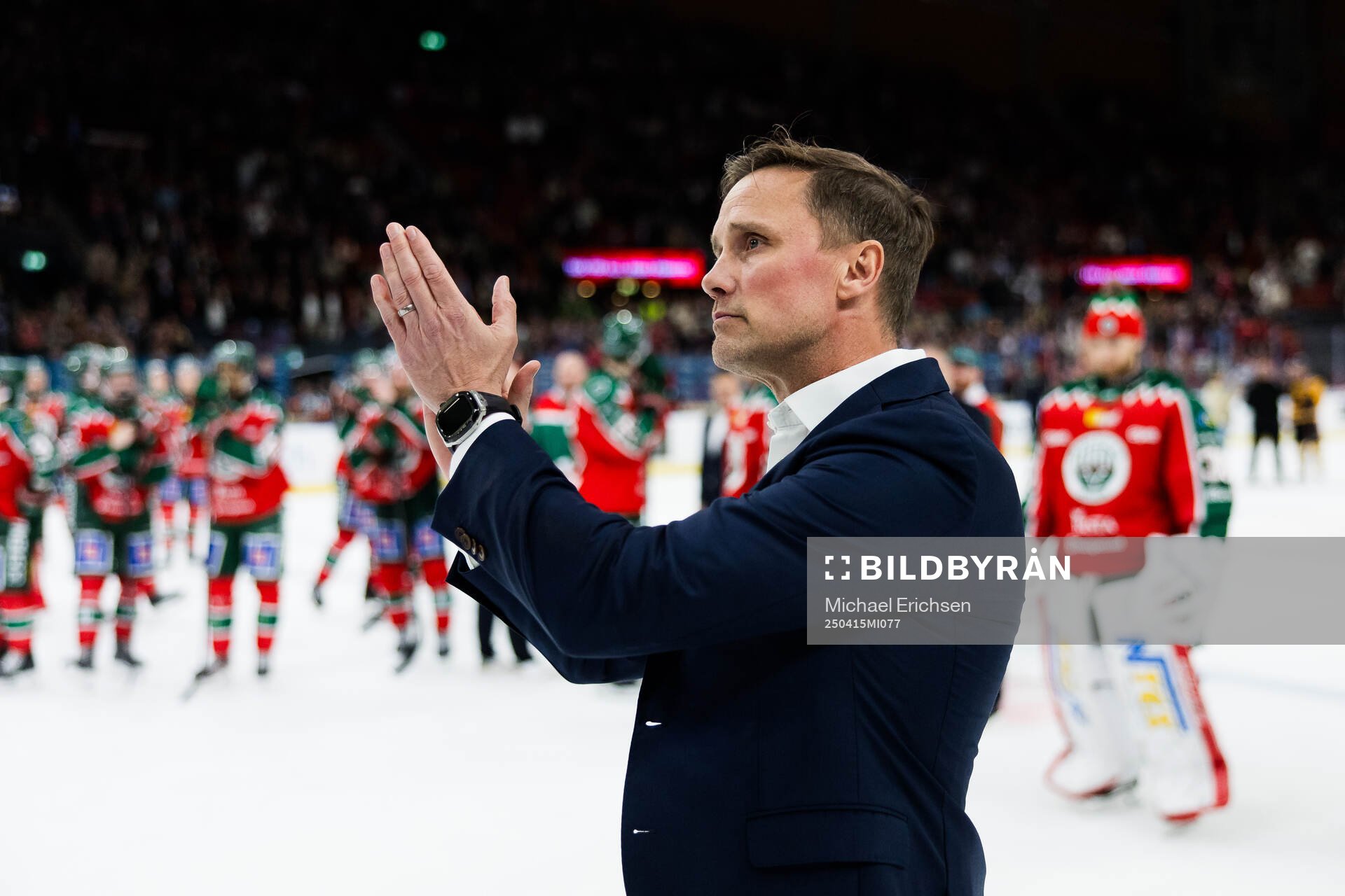 Frölundas tränare Roger Rönnberg tackar publiken