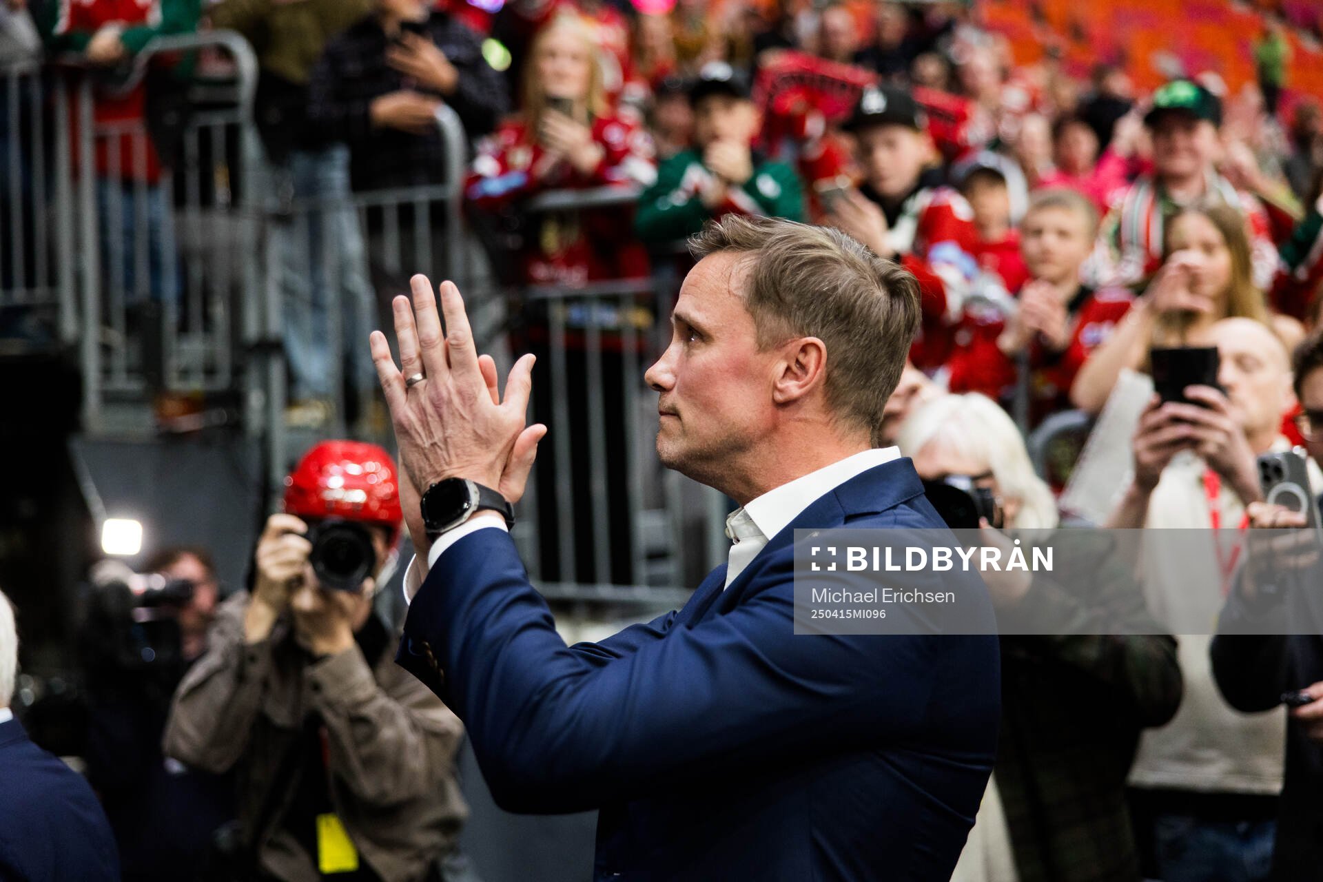 Frölundas tränare Roger Rönnberg tackar publiken