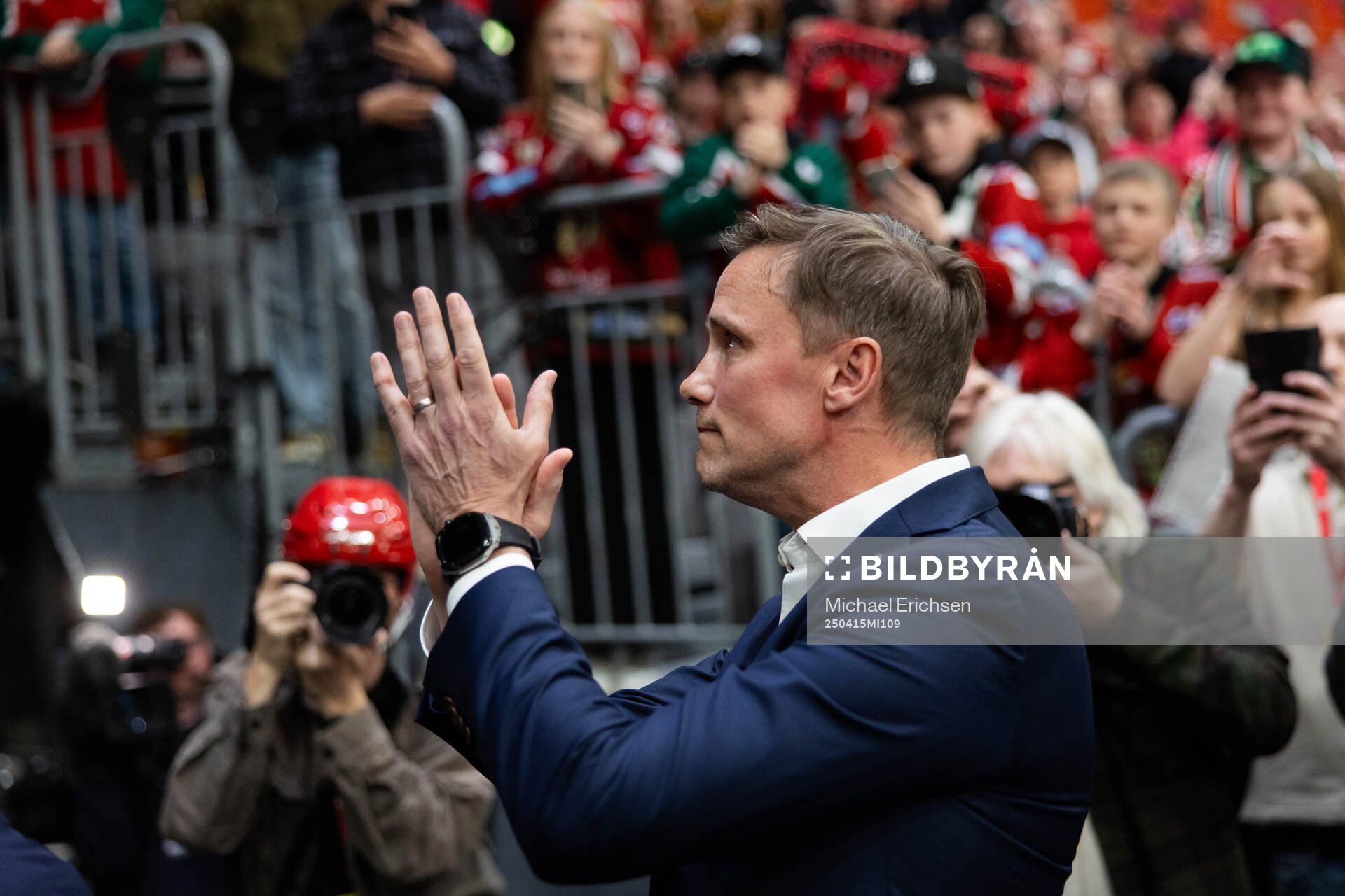 Frölundas tränare Roger Rönnberg tackar publiken