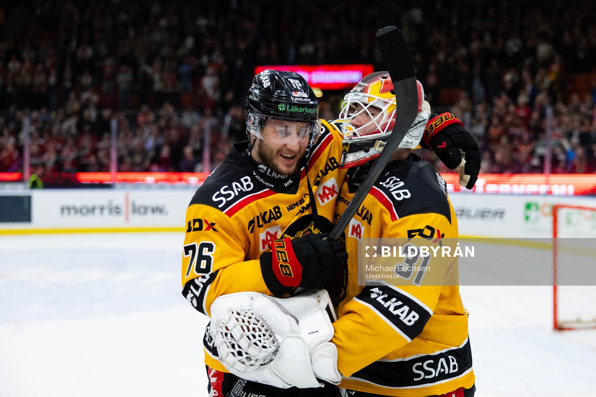 Luleås Anton Levtchi och målvakt Matteus Ward jublar