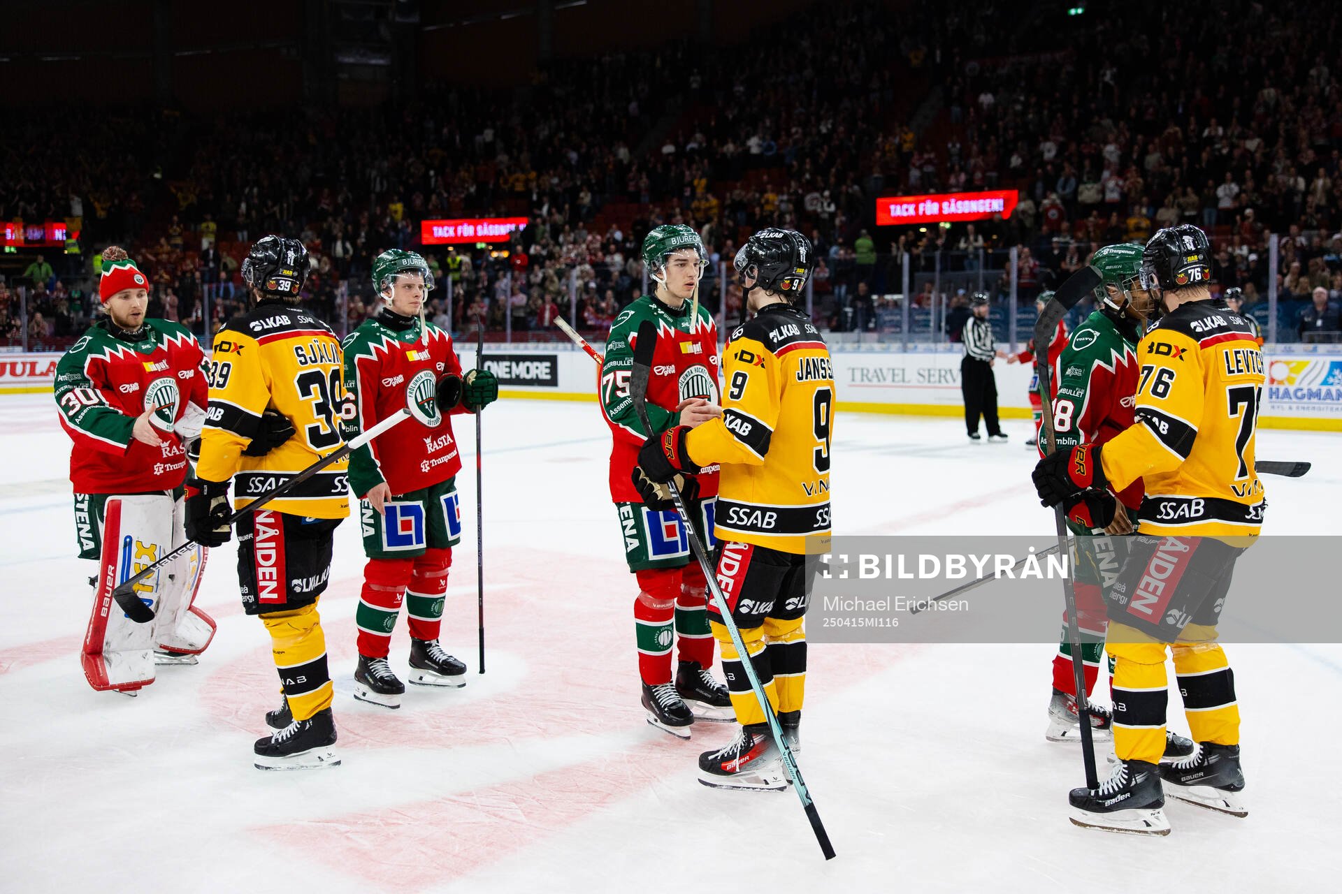 Frölundas och Luleås spelare tackar varandra