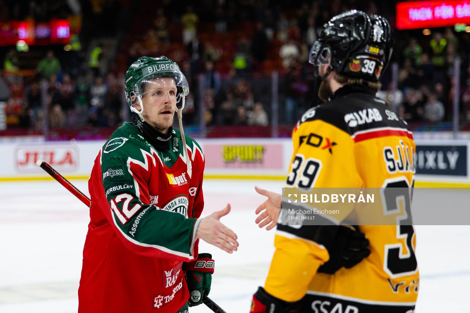 Frölundas Max Friberg och Luleås Pontus Själin tackar