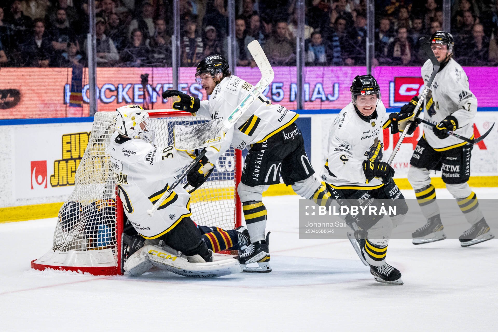 AIKs målvakt Victor Brattström och Scott Pooley och