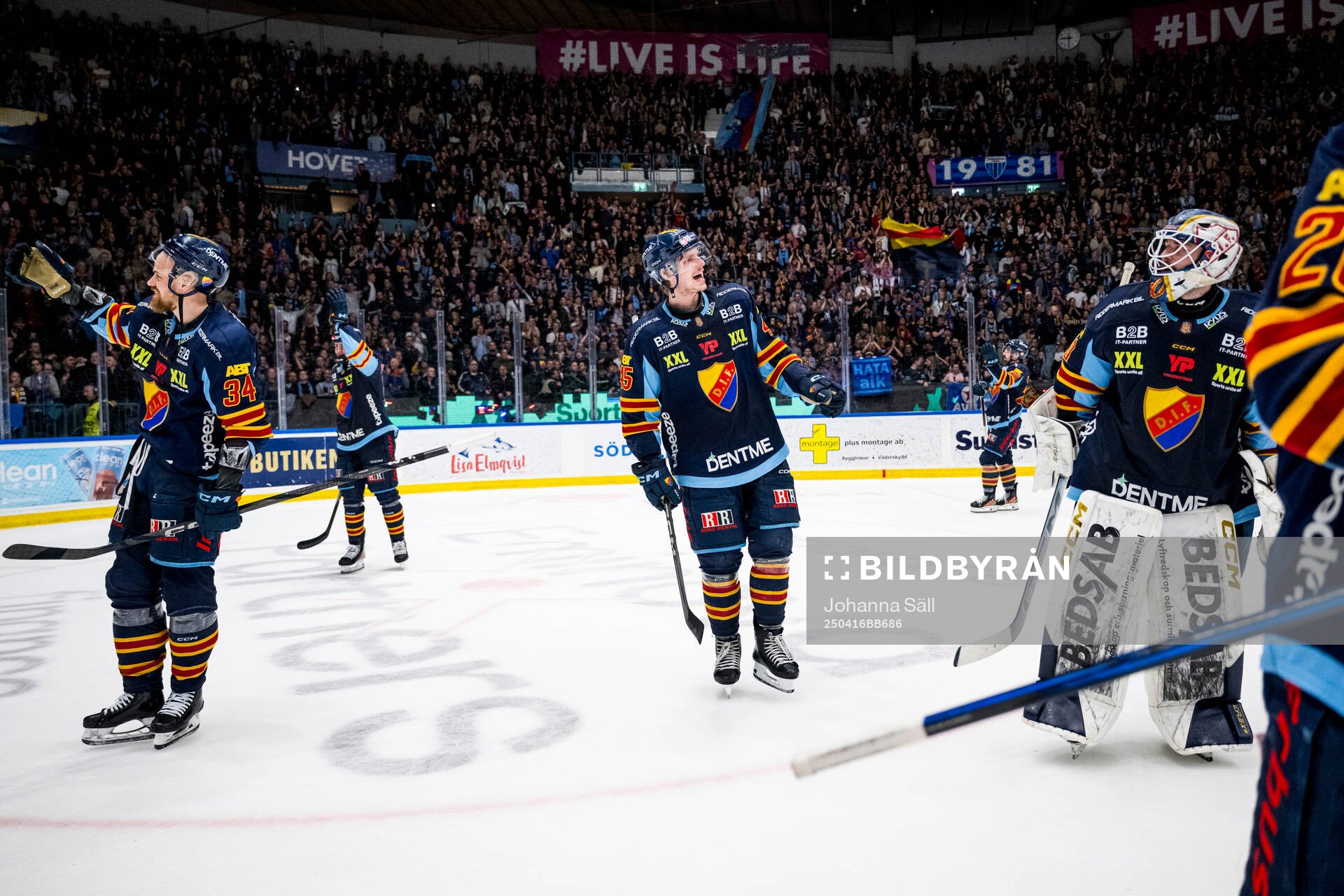 Djurgårdens Daniel Brodin och Hugo Blixt och målvakt Hugo
