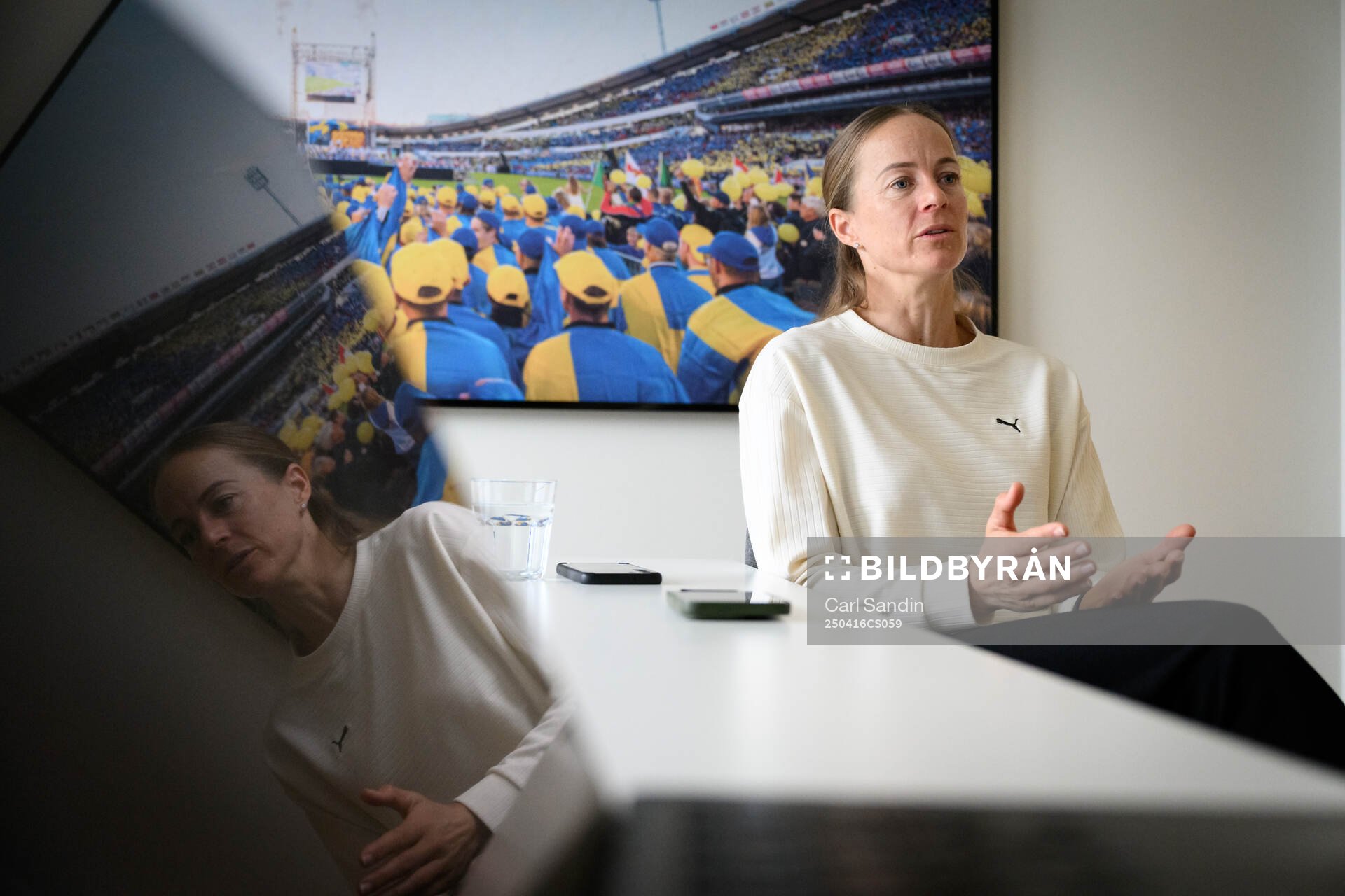 Häckens Aivi Luik blir intervjuad