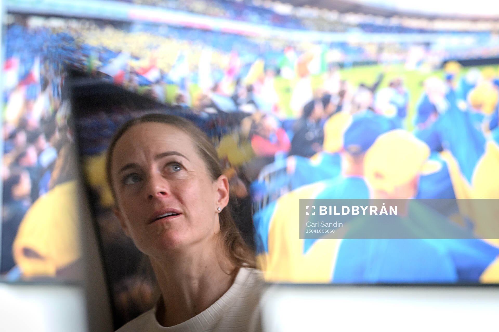Häckens Aivi Luik blir intervjuad