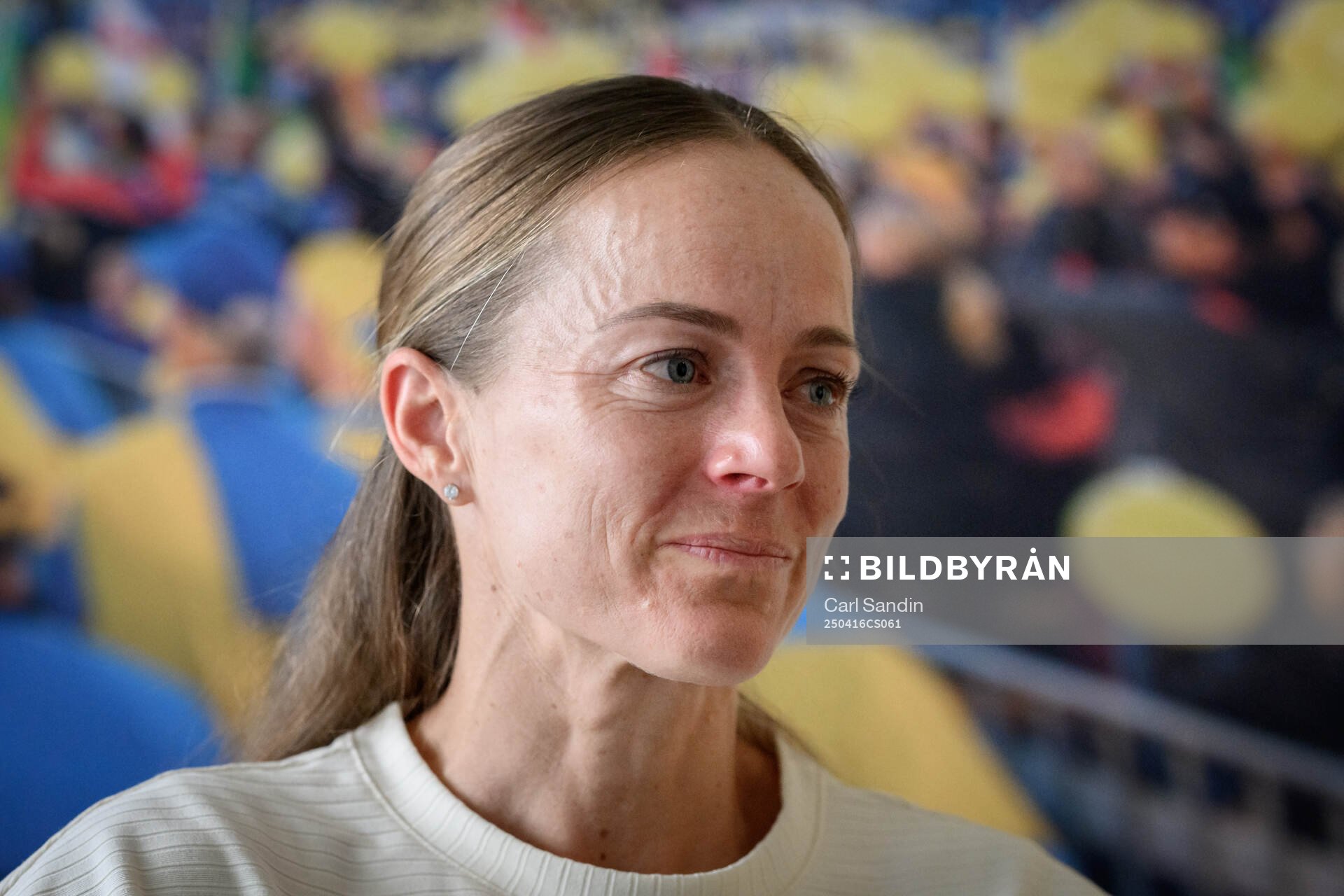 Häckens Aivi Luik blir intervjuad