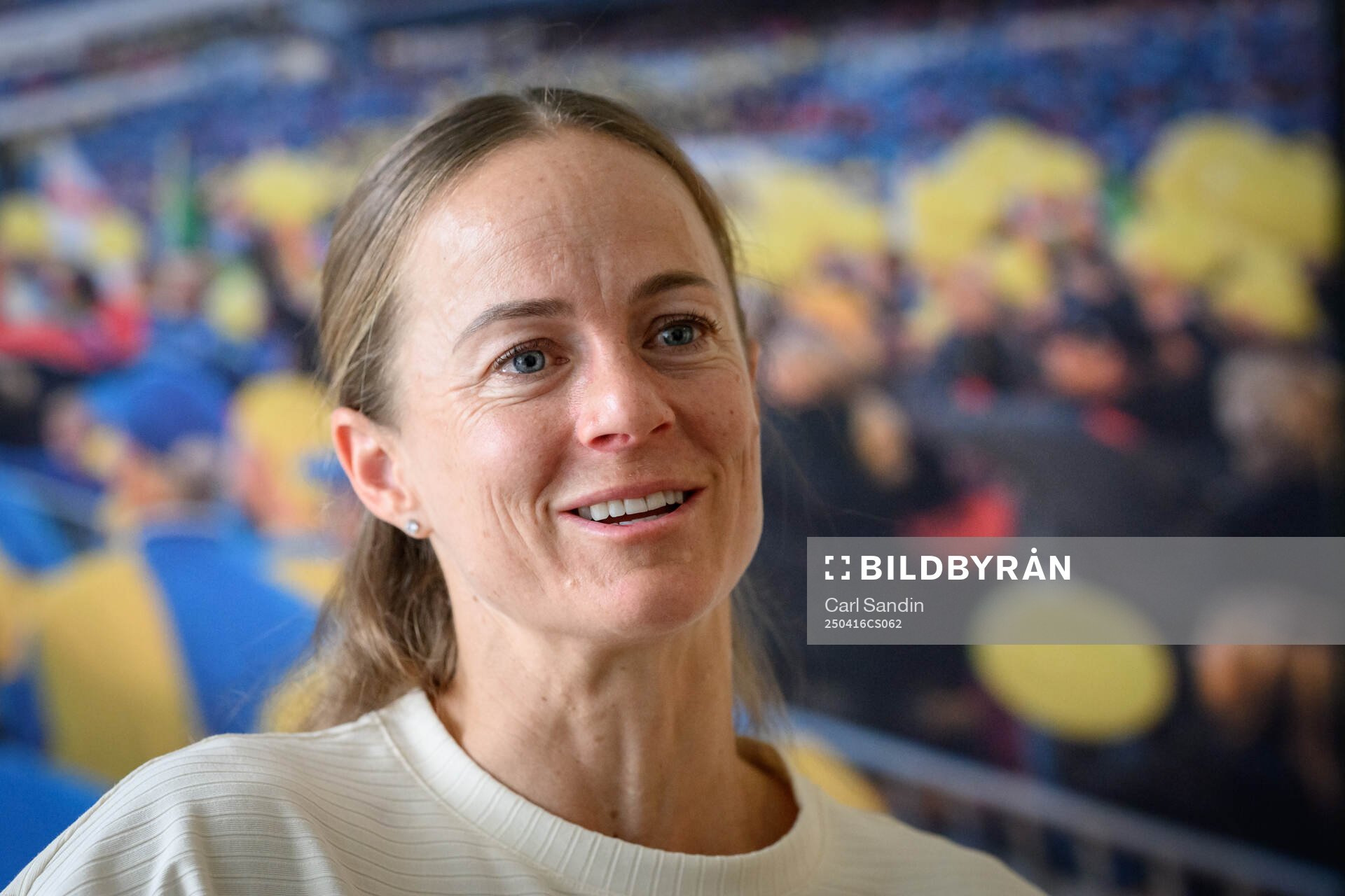 Häckens Aivi Luik blir intervjuad