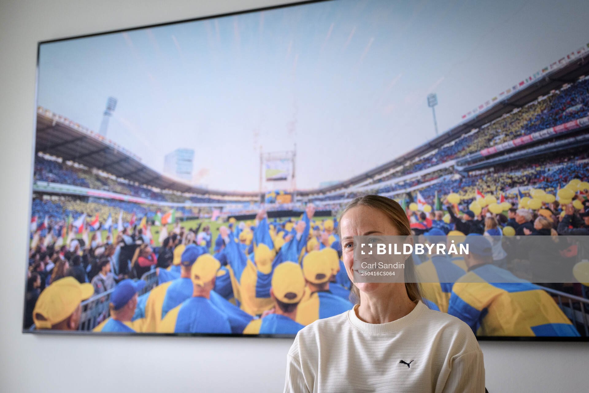 Häckens Aivi Luik blir intervjuad