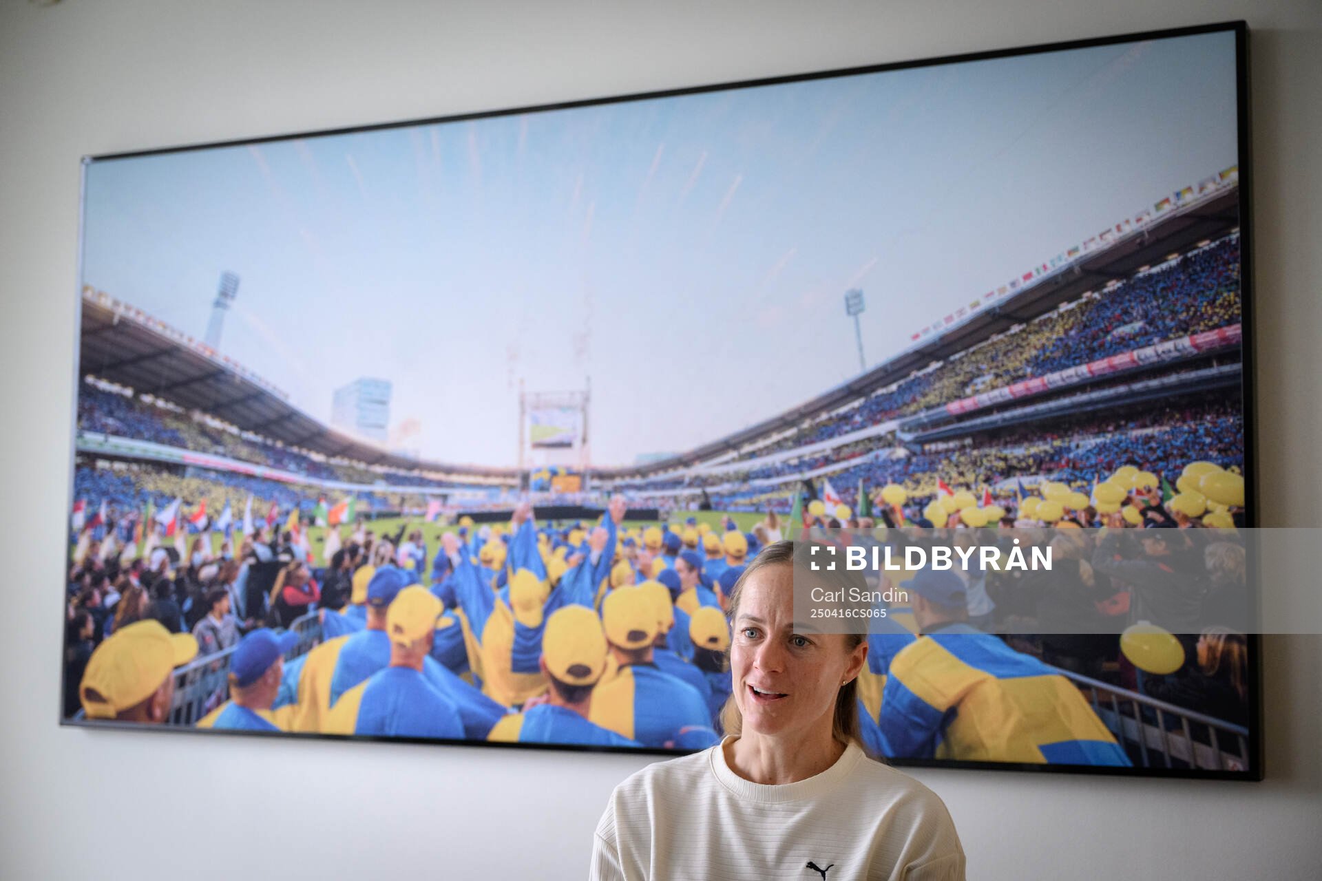 Häckens Aivi Luik blir intervjuad
