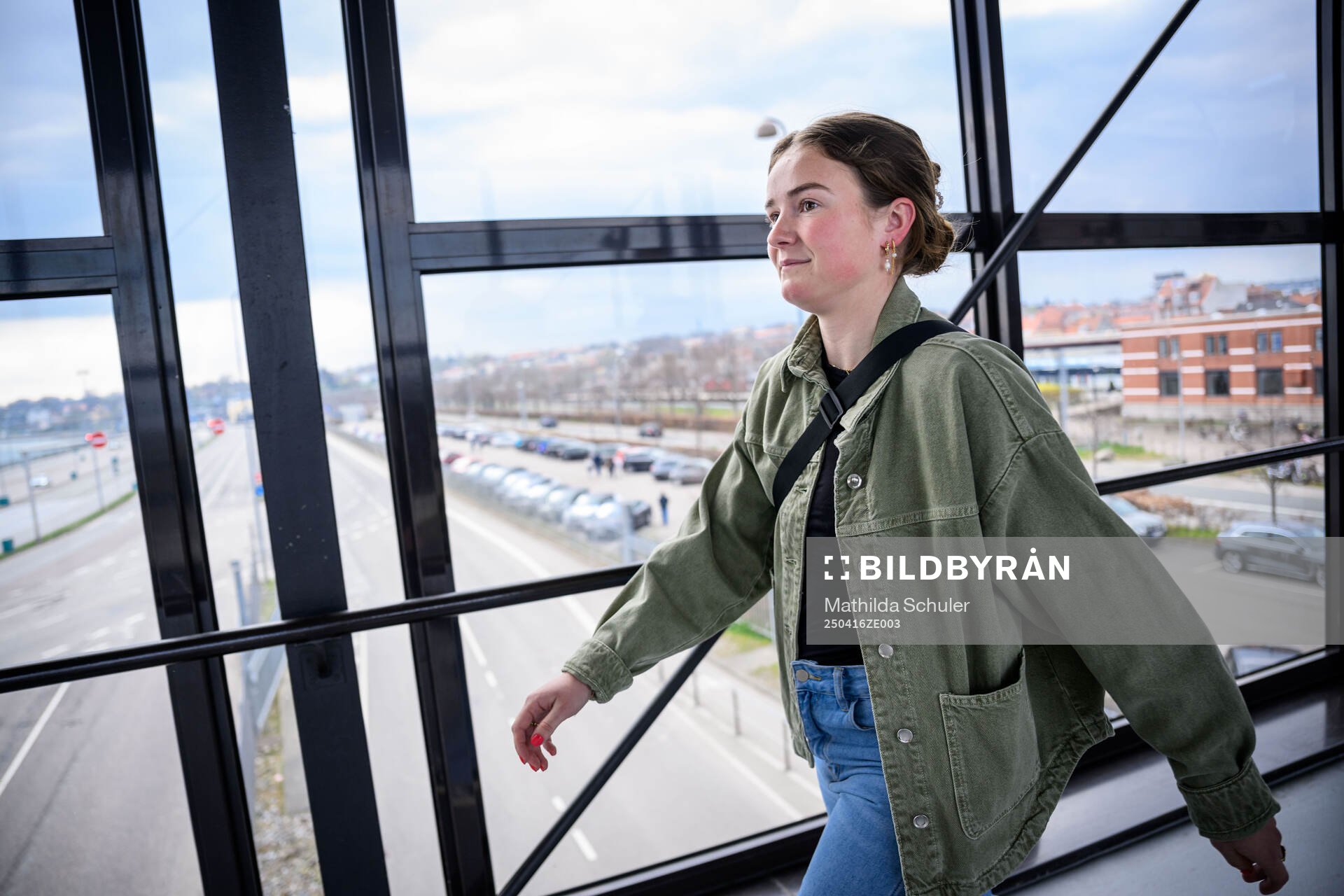 Mathilde Vangsgaard går mot Öresundslinjens färja