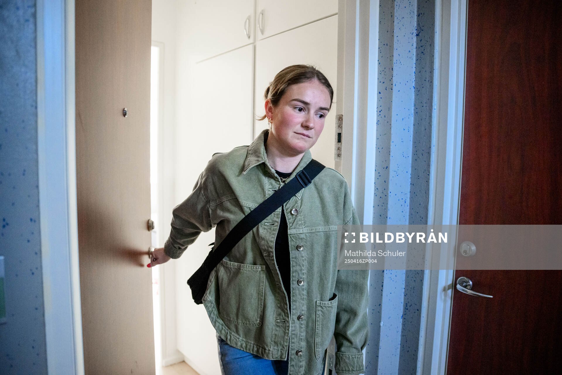 Mathilde Vangsgaard lämnar sin lägenhet 16 april 2025 i