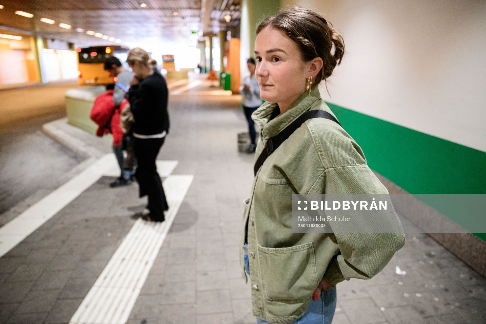 Mathilde Vangsgaard väntar på bussen till Olympia