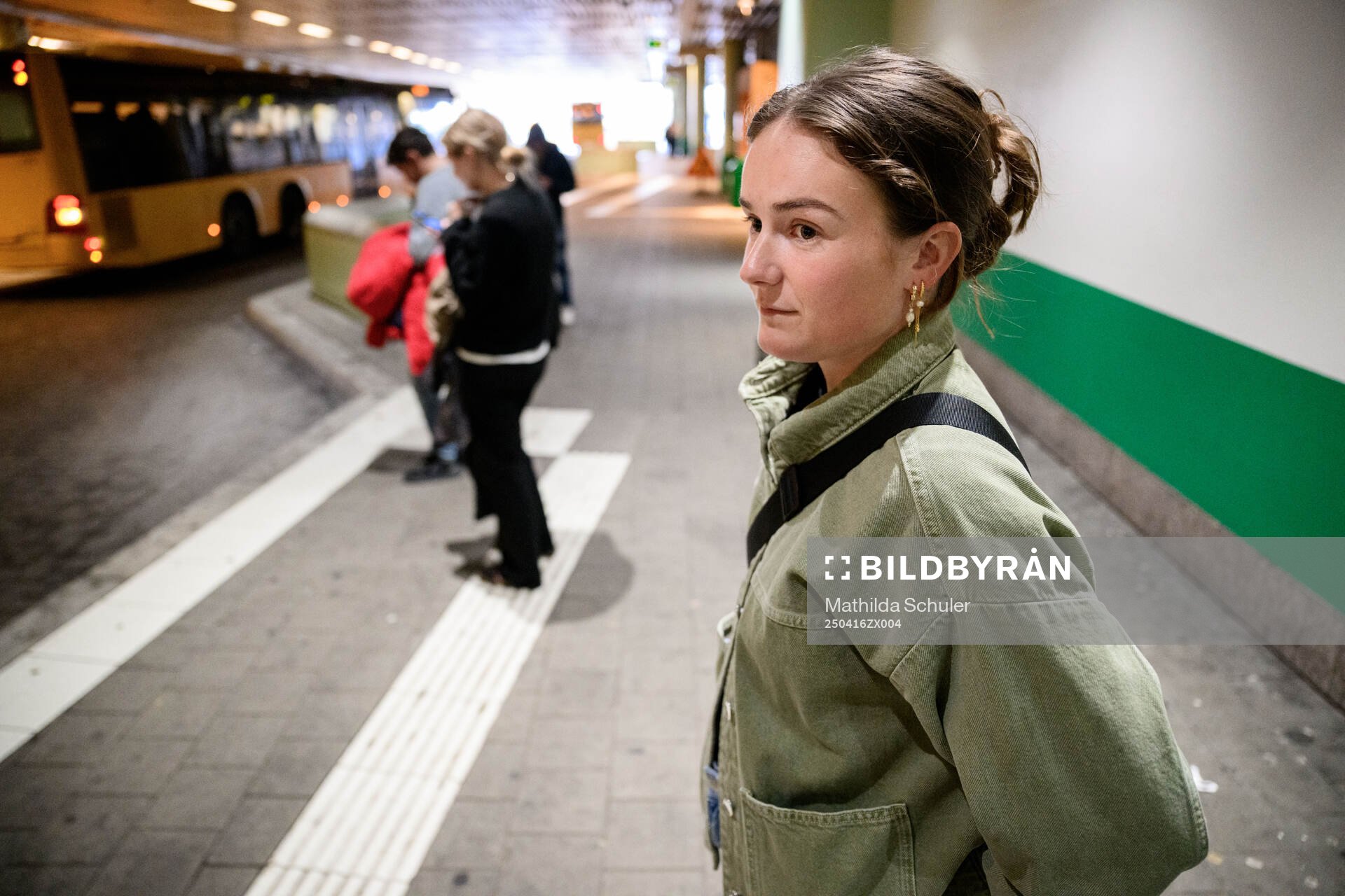 Mathilde Vangsgaard väntar på bussen till Olympia