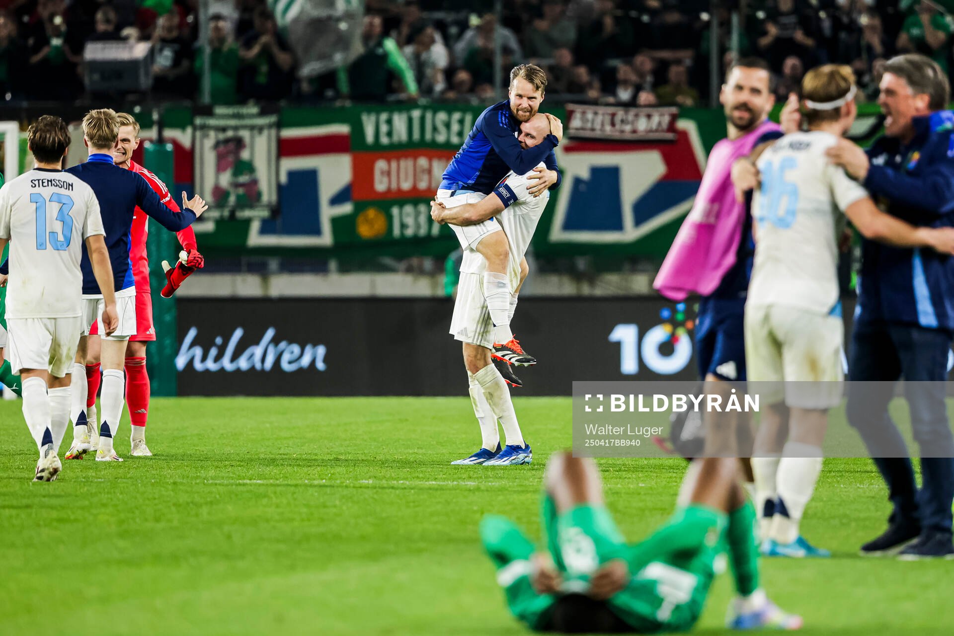 Players of Djurgården celebrate after the UEFA Conference League quarterfinal between Rapid Wien and Djurgården on April 17, 2025 in Wien.