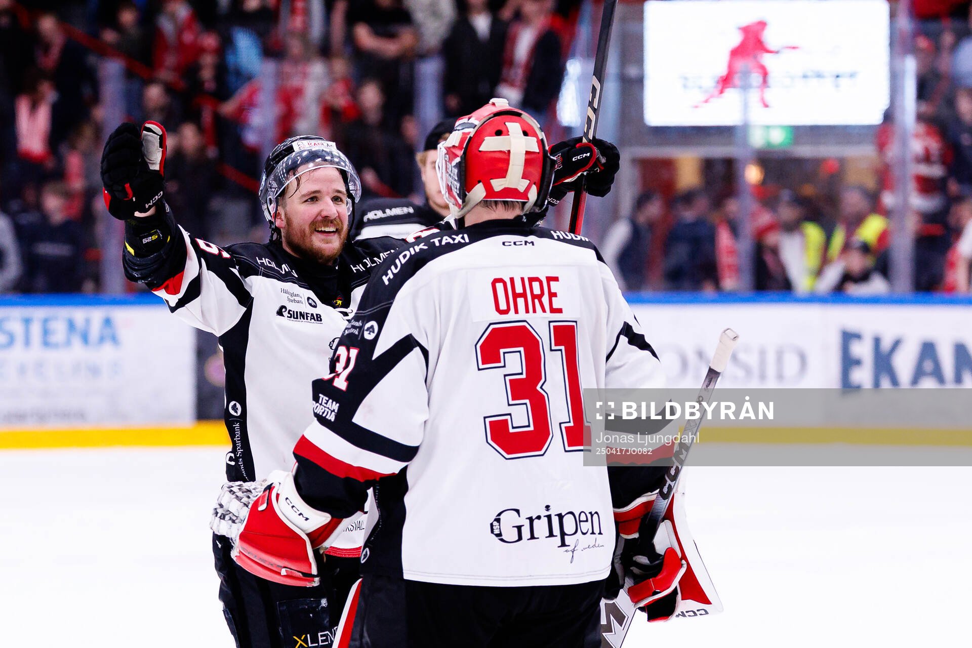Hudiksvalls Rasmus Kahilainen och målvakt Adam Ohre jublar