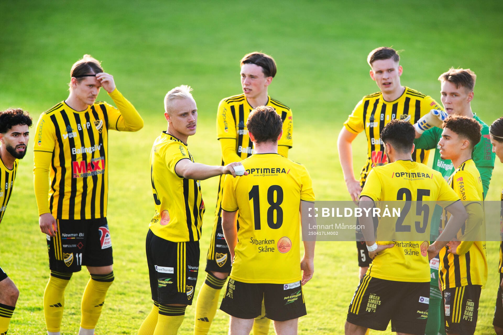 IFK Hässleholm samlar sig före matchen i matchen i