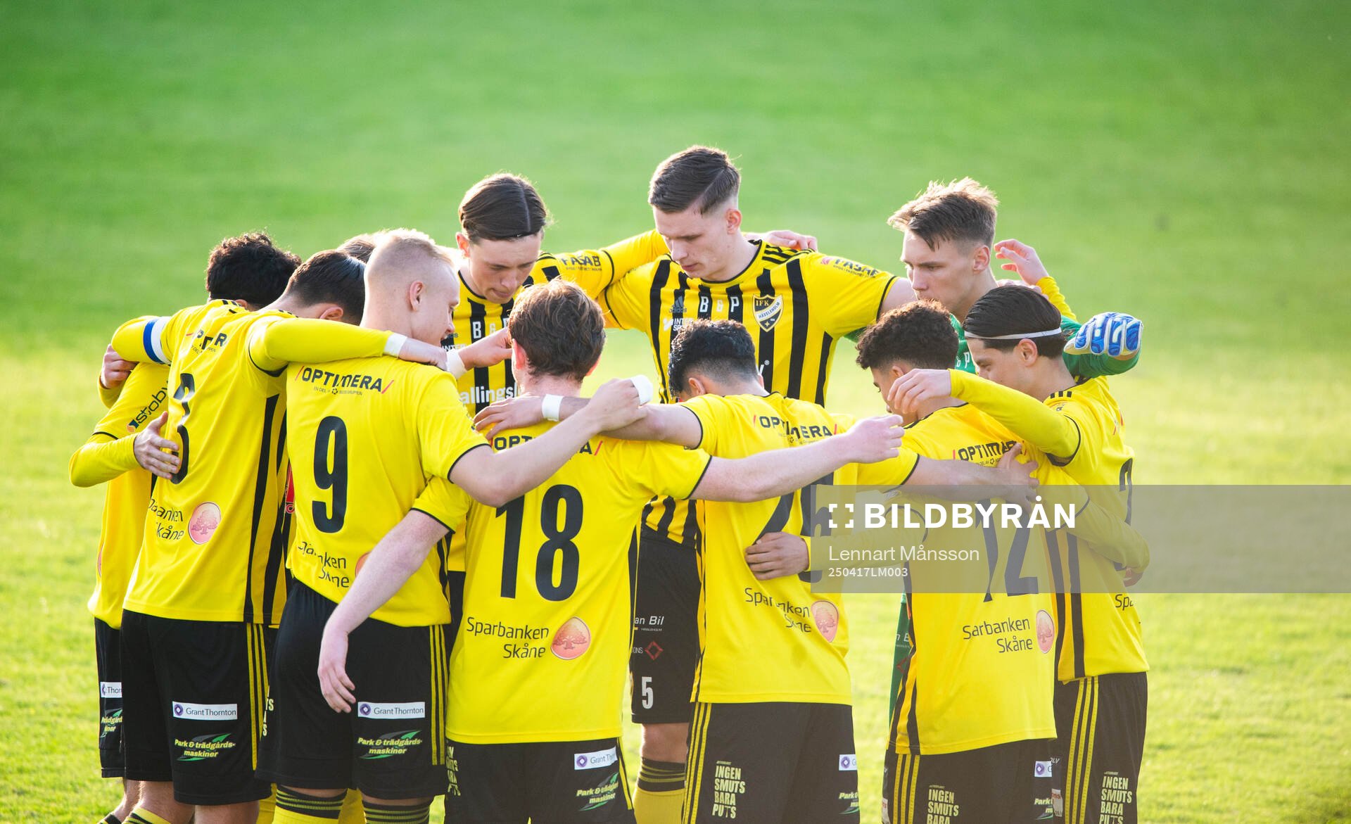 IFK Hässleholm samlar sig före matchen i matchen i