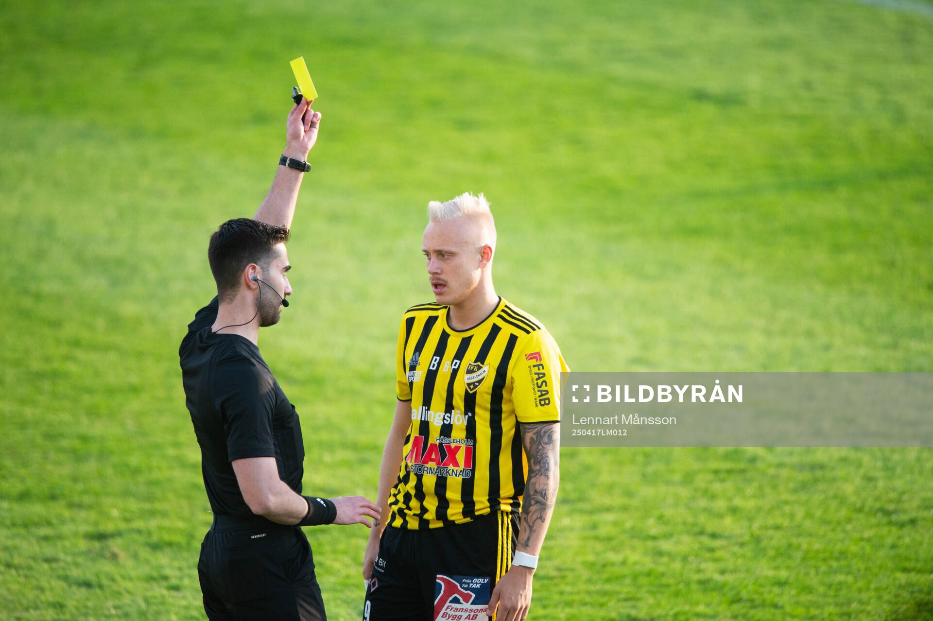 Domaren Gabriel Butrus tilldelar IFK Hässleholms Alexander