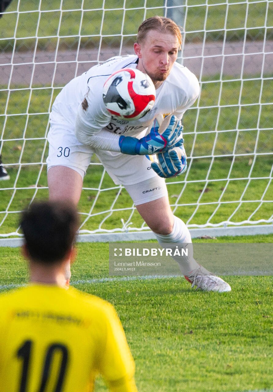 Torns målvakt Hugo Andersson fångar ett skott  i matchen