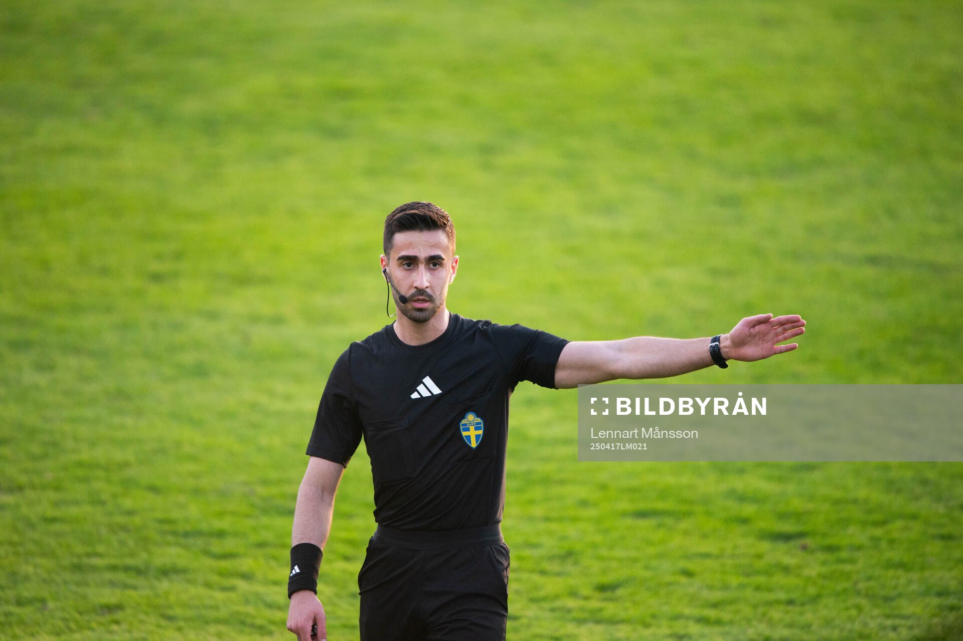 Domaren Gabriel Brutus i matchen i division 2 mellan IFK