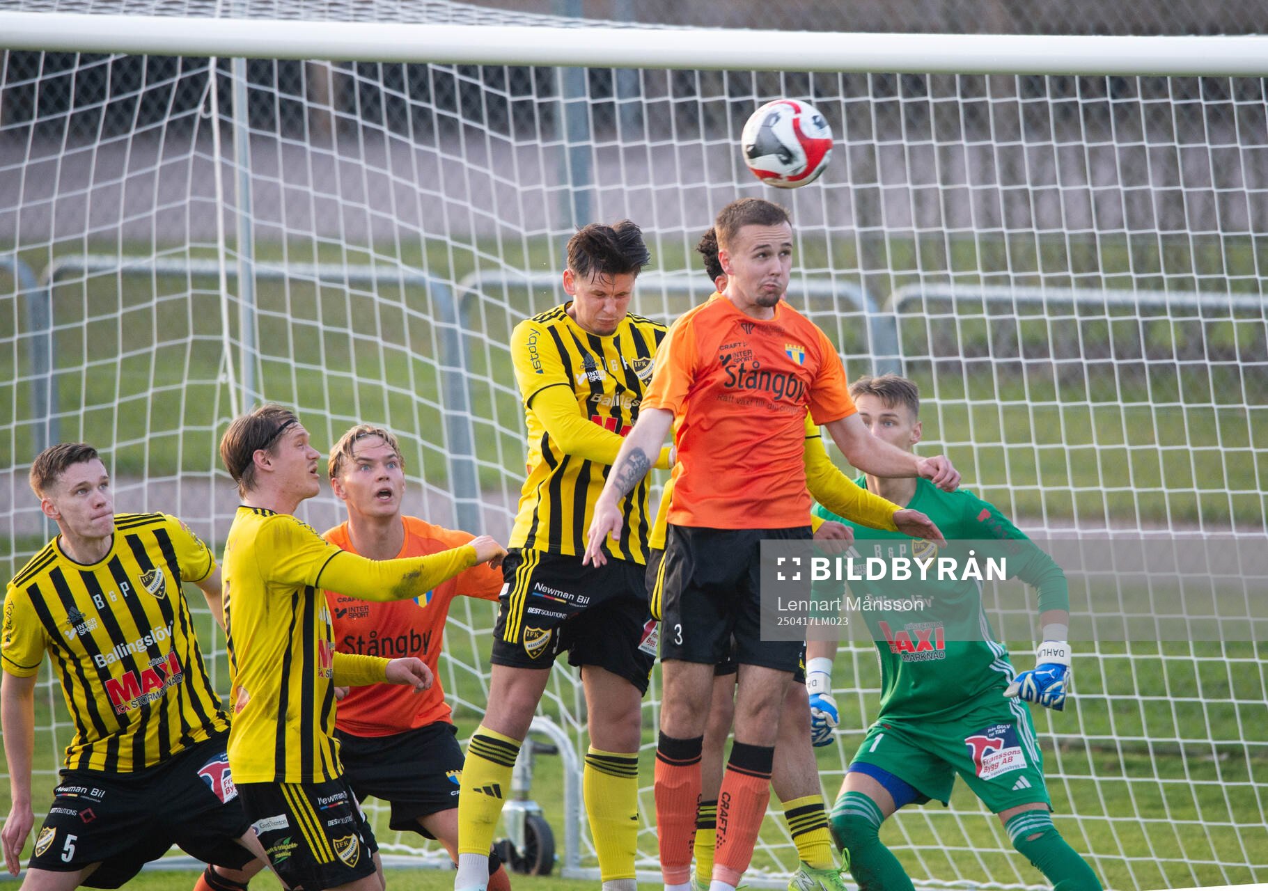 IFK Hässleholms Viktor Ahlgren nickar undan en hörna