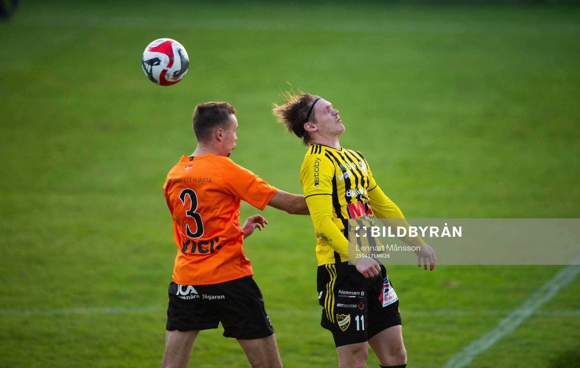 IFK Hässleholms Kasper Månsson nickduellerar i matchen i
