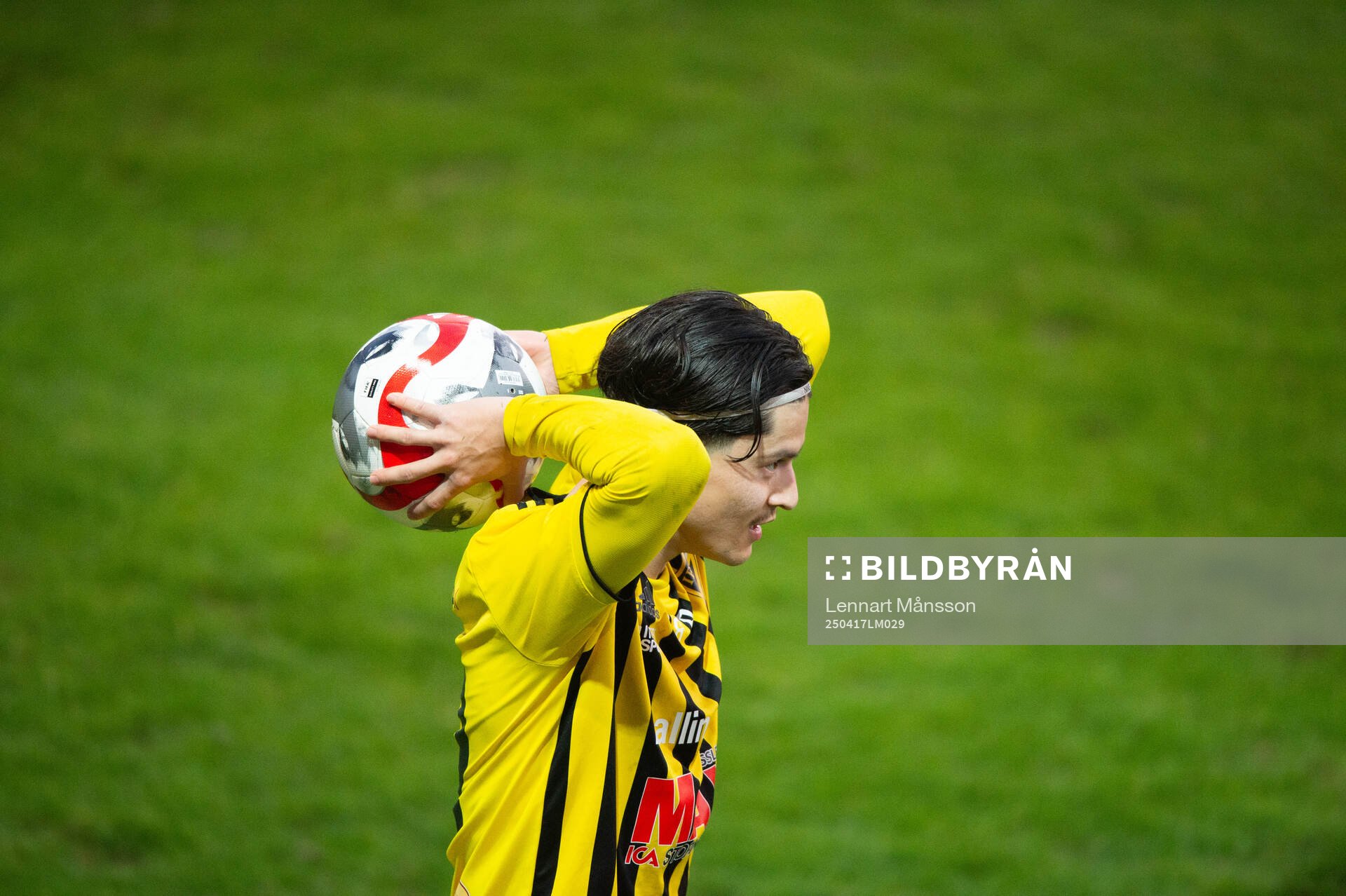 IFK Hässleholms Meraj Haidari kastar ett inkast i matchen