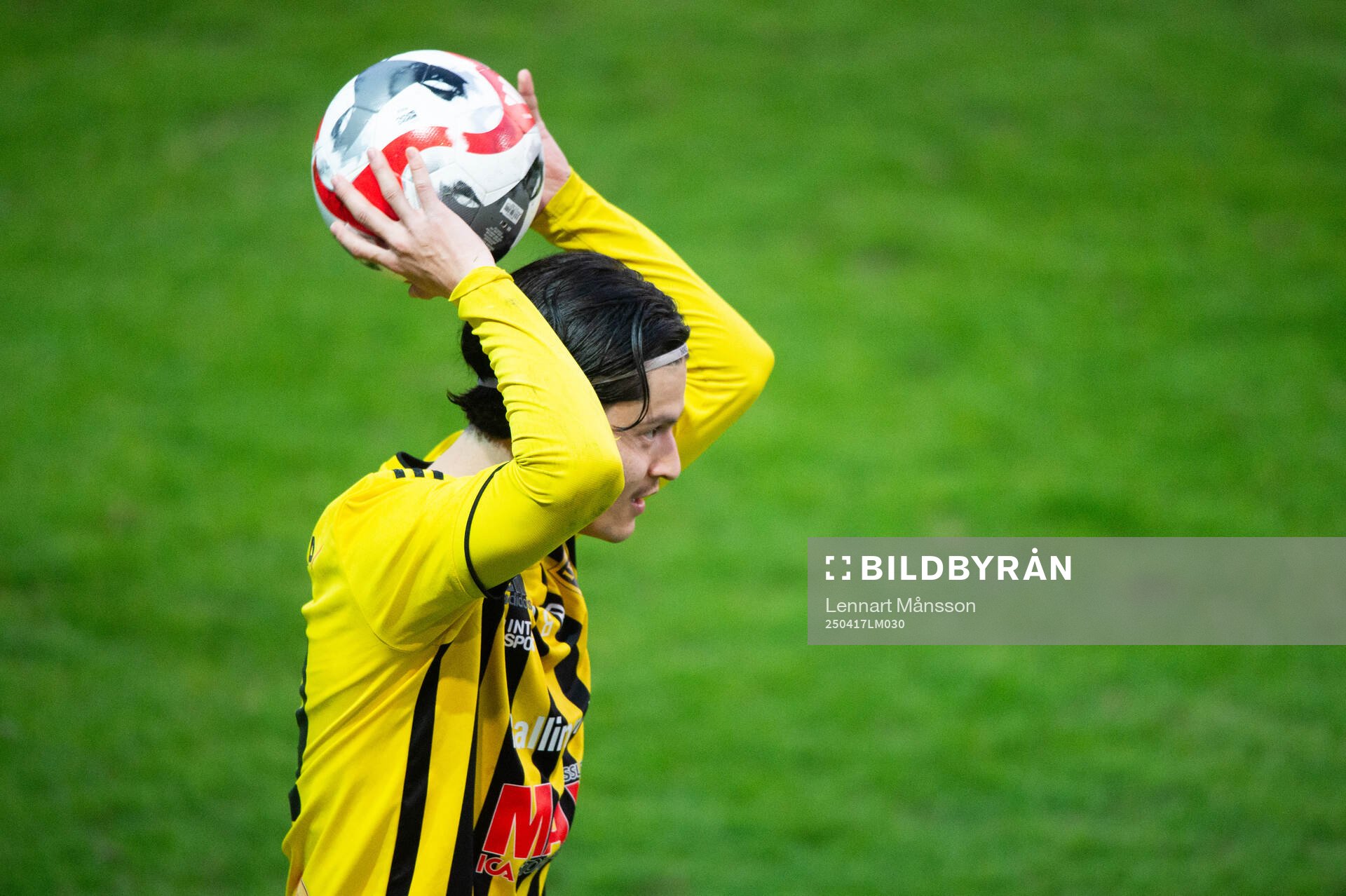 IFK Hässleholms Meraj Haidari kastar ett inkast i matchen