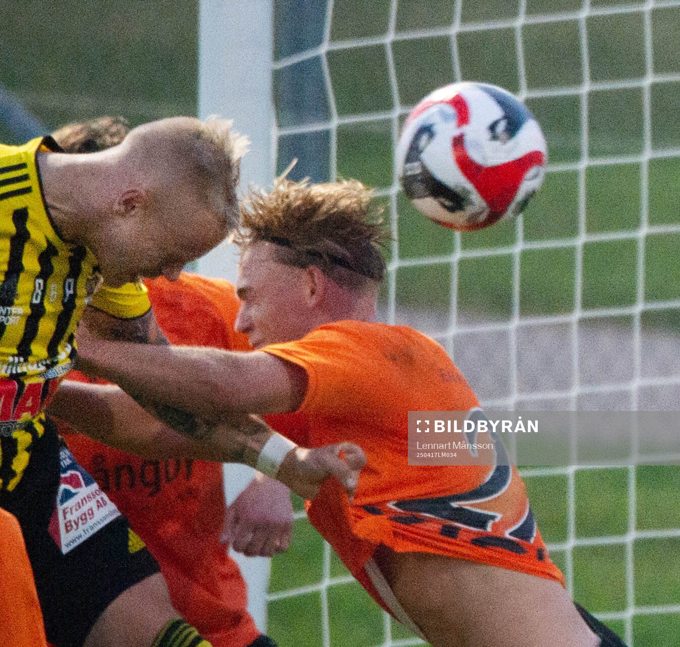 IFK Hässleholms Alexander Sjöström nickar in