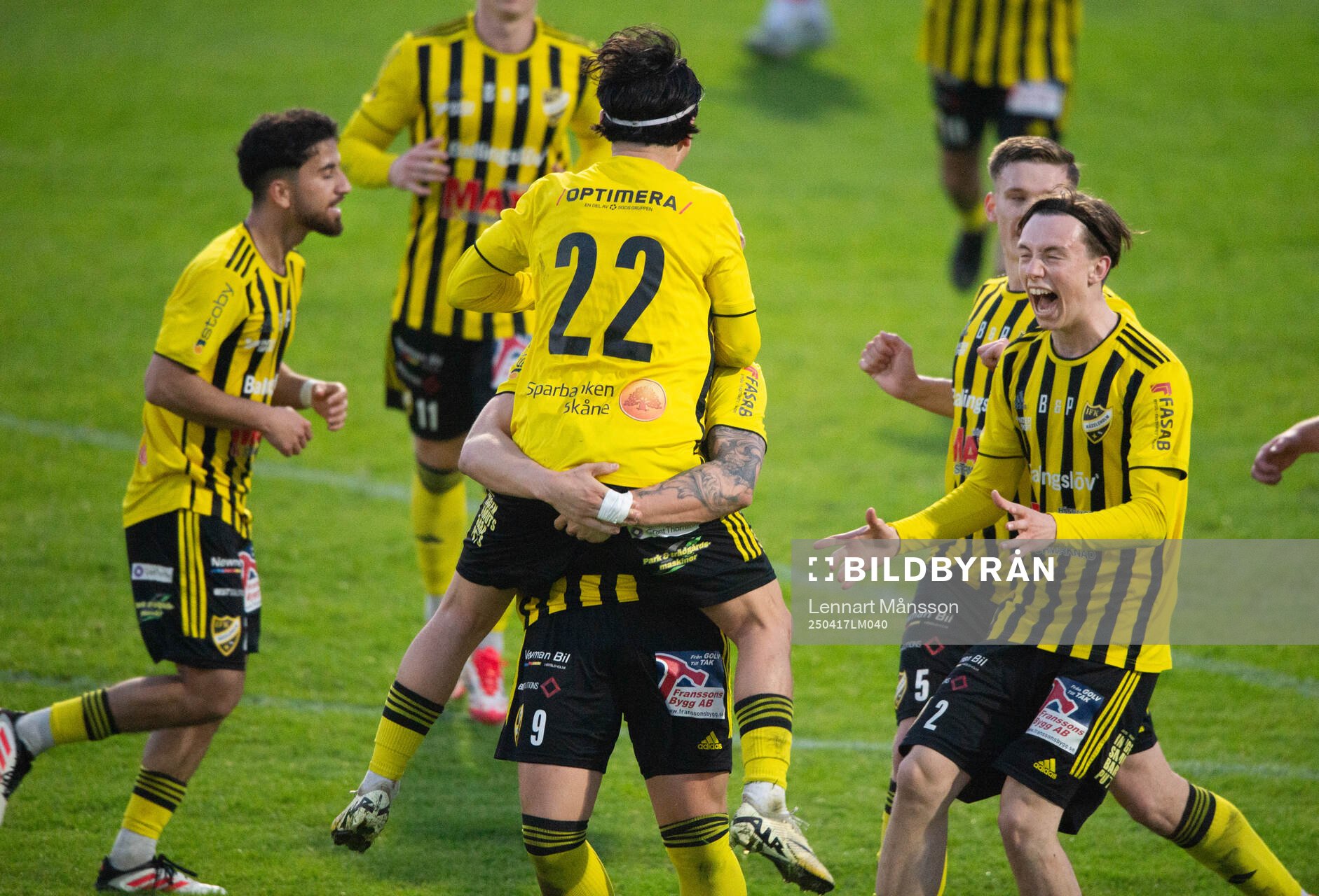 IFK Hässleholms Alexander Sjöström grattas