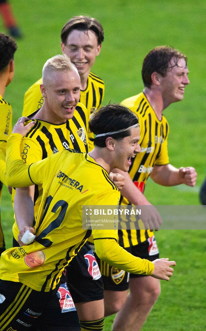 IFK Hässleholms Alexander Sjöström har nickat in matchavgörande 1-0 och grattas av Meraj Haidari, Gustav Persson och Sam Hegdal i matchen i division 2 mellan IFK Hässleholm och Torns IF i Hässleholm 17 april 2025.