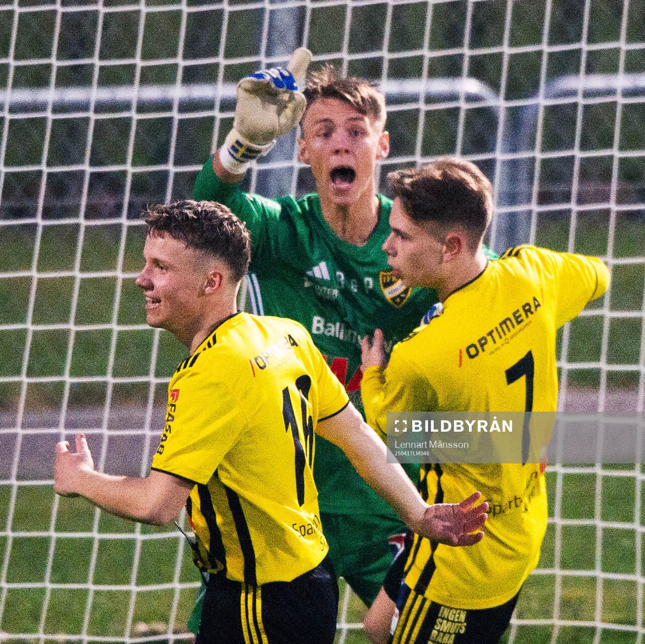 IFK Hässleholms målvakt Felix Persson grattas av Axel