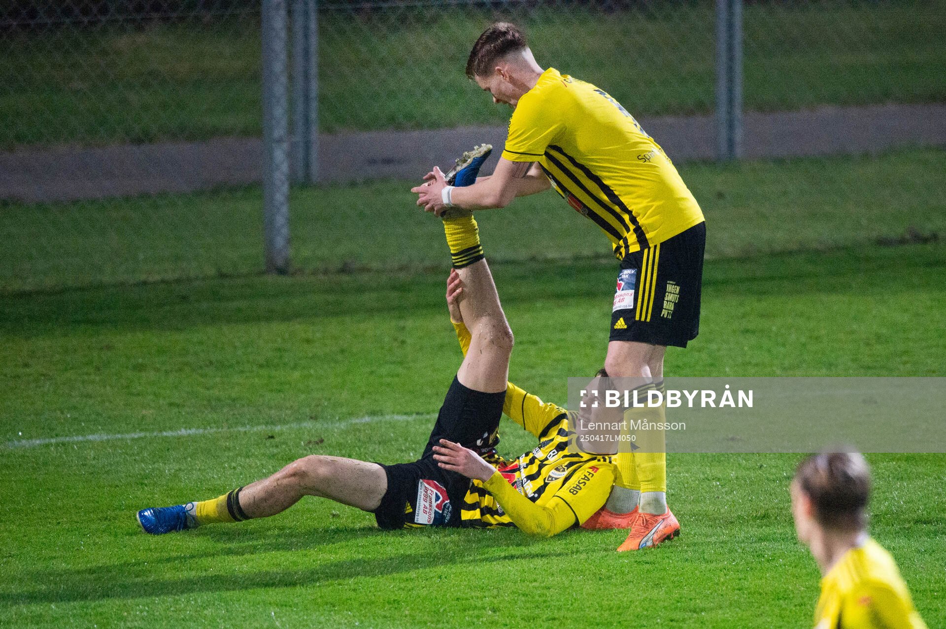 FK Hässleholms Gustav Persson har fått kramp och får hjälp av Axel Henriksson i matchen i division 2 mellan IFK Hässleholm och Torns IF i Hässleholm 17 april 2025.