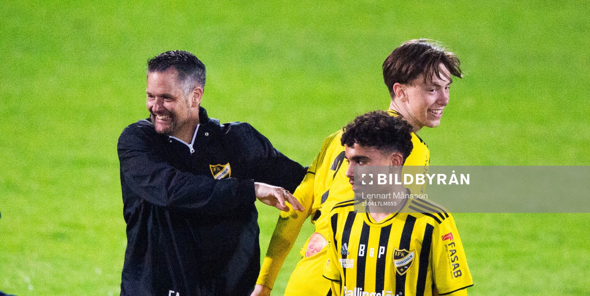 IFK Hässleholms tränare Fredrik Ahlgren jublar tillsammans med sina adepter Zidane Salo och Gustav Persson, båda födda 2006, i matchen i division 2 mellan IFK Hässleholm och Torns IF i Hässleholm 17 april 2025.