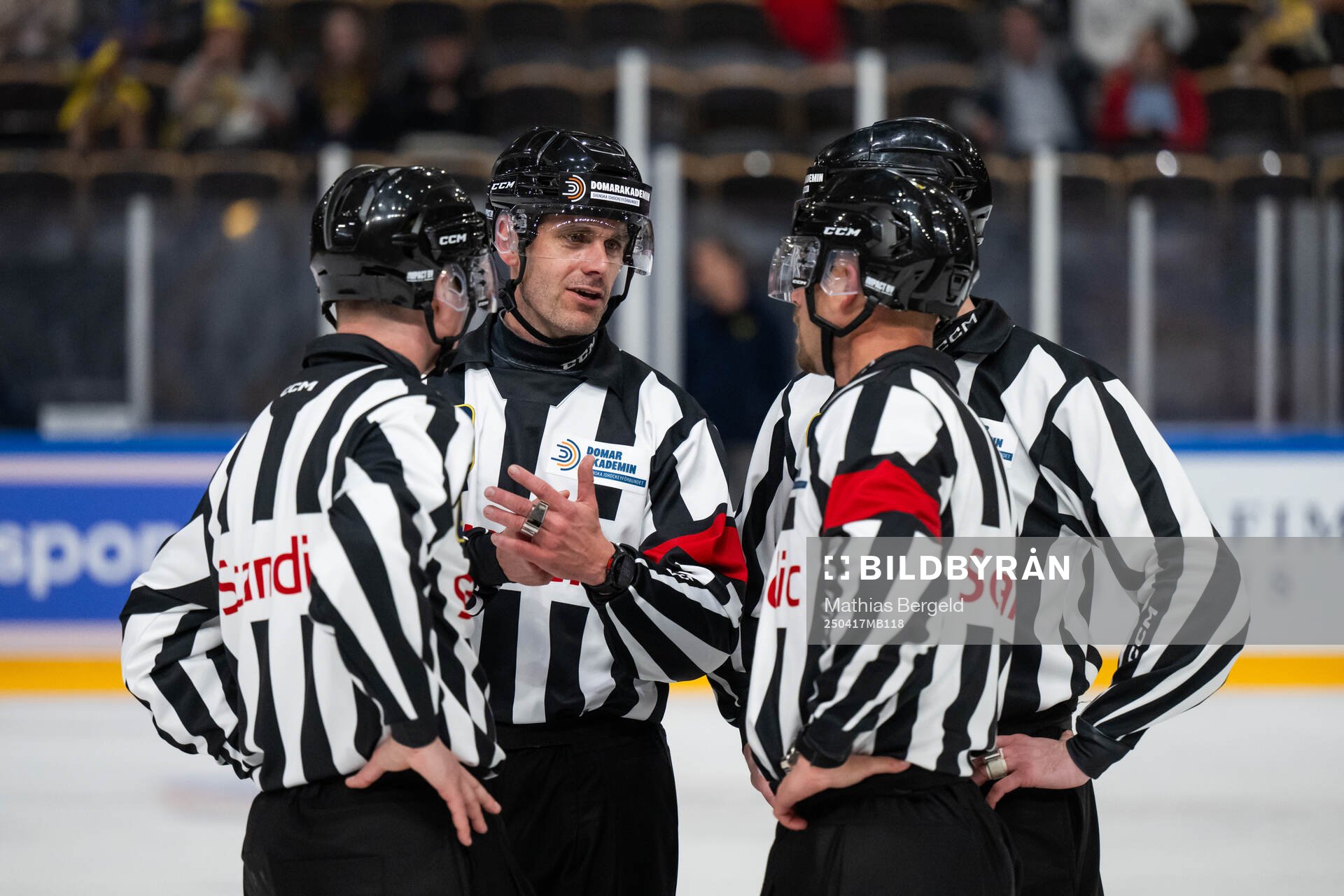 Referees Andreas Svensson, Richard Magnusson, Andreas