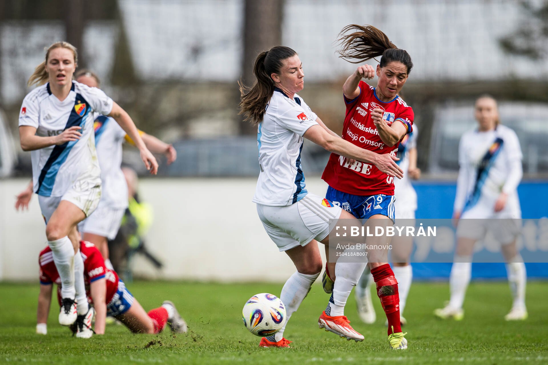 Djurgårdens Pauline Hammarlund och Vittsjös Elisabet Klinga under fotbollsmatchen i Damallsvenskan mellan Vittsjö och Djurgården den 18 april 2025 i Vittsjö.