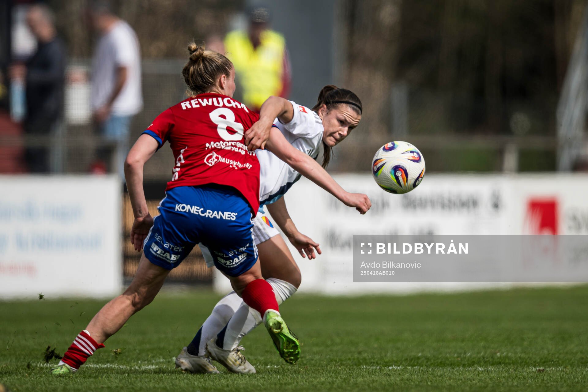 Vittsjös Sofie Rewucha och Djurgårdens Alexsandra Lobanova under fotbollsmatchen i Damallsvenskan mellan Vittsjö och Djurgården den 18 april 2025 i Vittsjö.