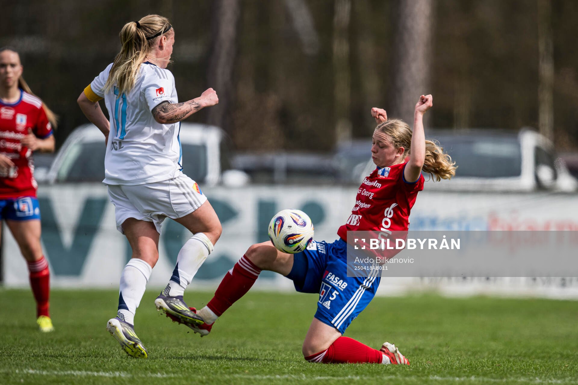 Djurgårdens Therese Åsland och Vittsjös Hannah Sjödahl