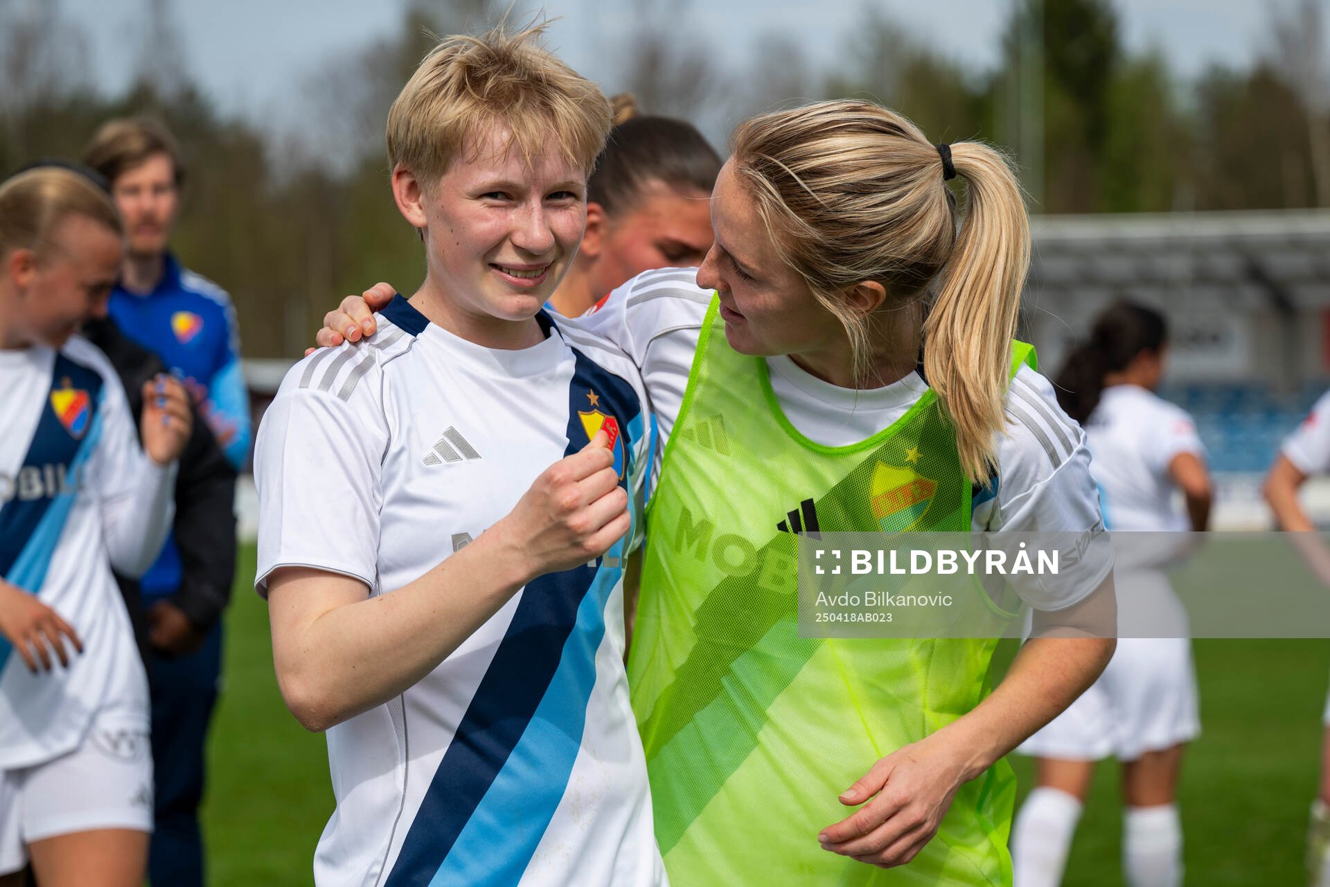 Djurgårdens Olivia Ulenius oc Mimmi Larsson jublar